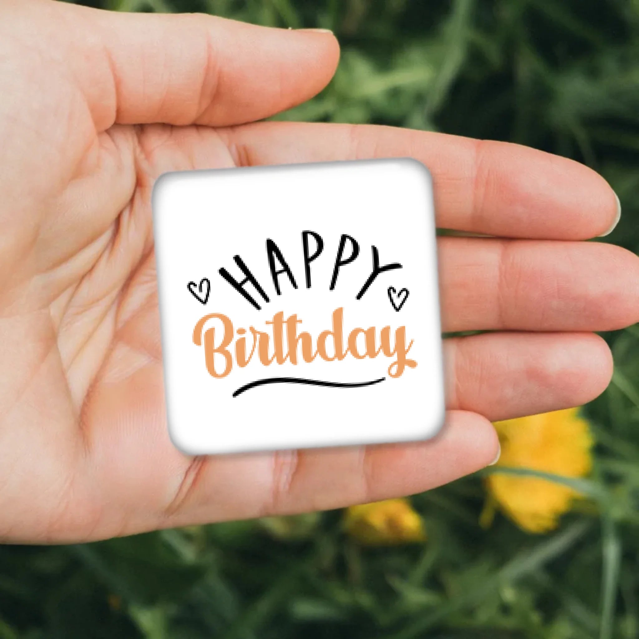 รูปภาพ แม่เหล็กติดตู้เย็น วางอยู่บนมือ