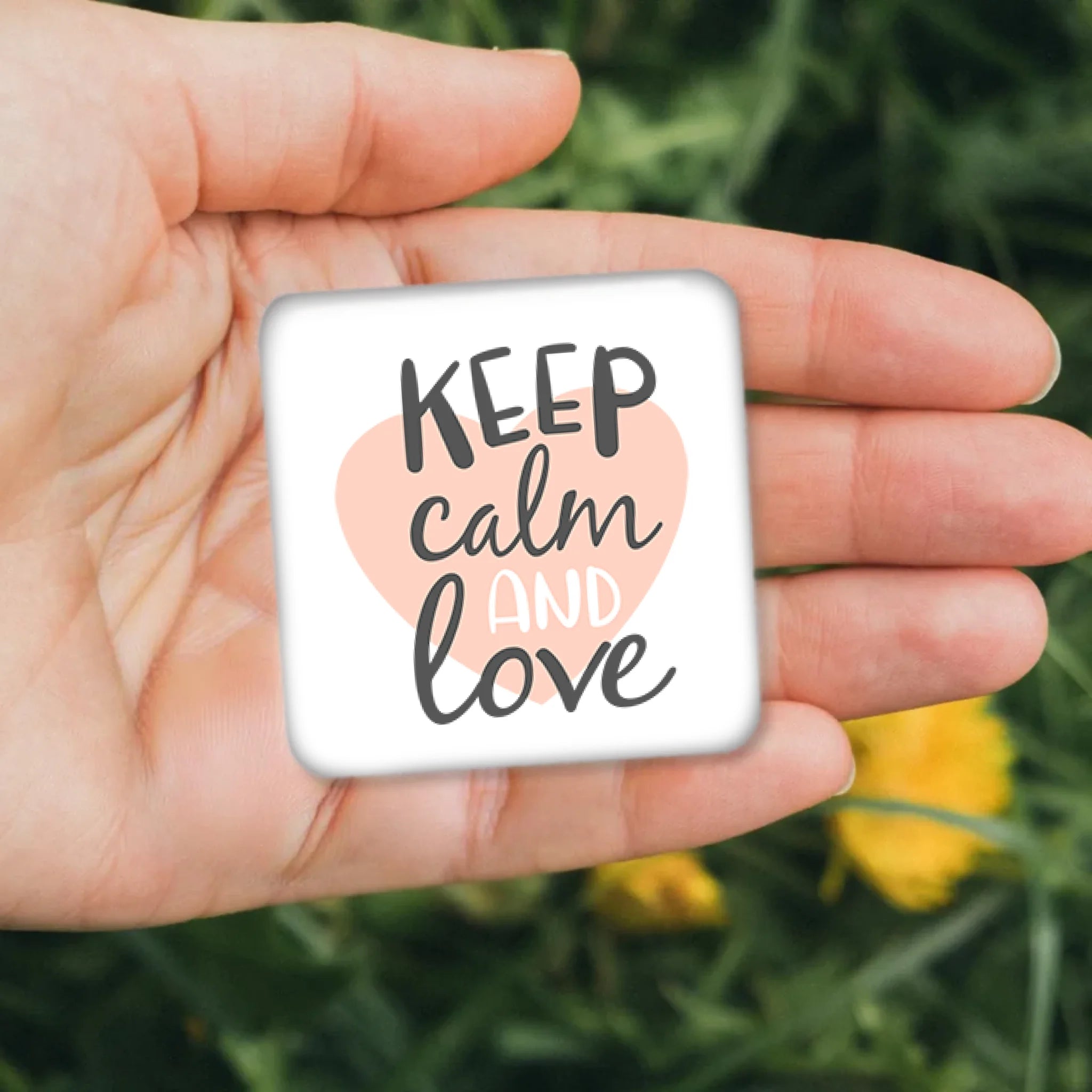 รูปภาพ แม่เหล็กติดตู้เย็น วางอยู่บนมือ