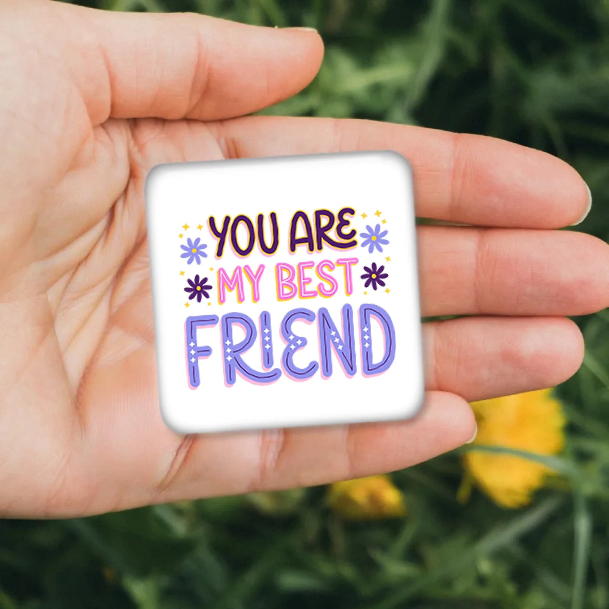 รูปภาพ แม่เหล็กติดตู้เย็น วางอยู่บนมือ