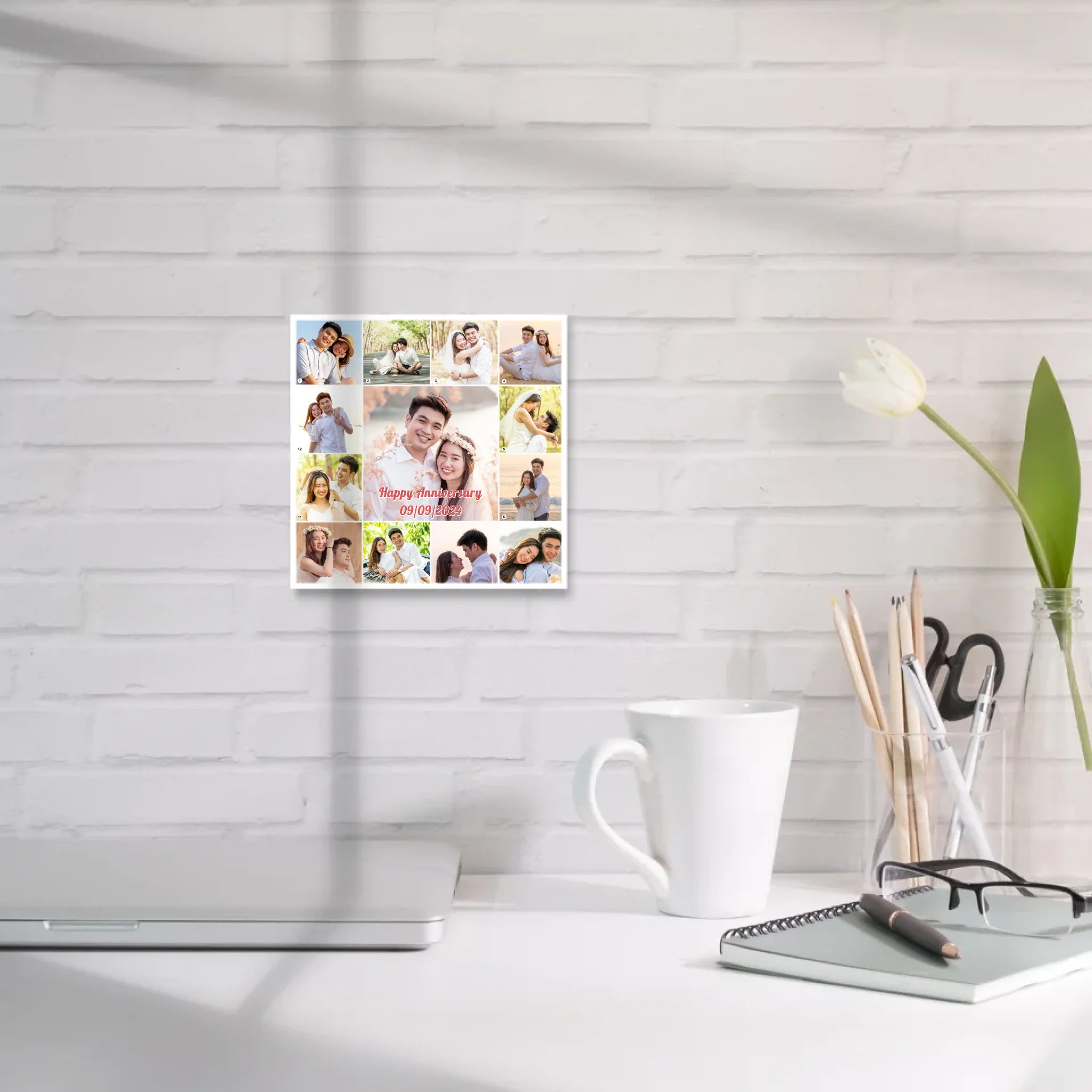 กรอยลอยแขวนบนผนังในห้องทำงาน