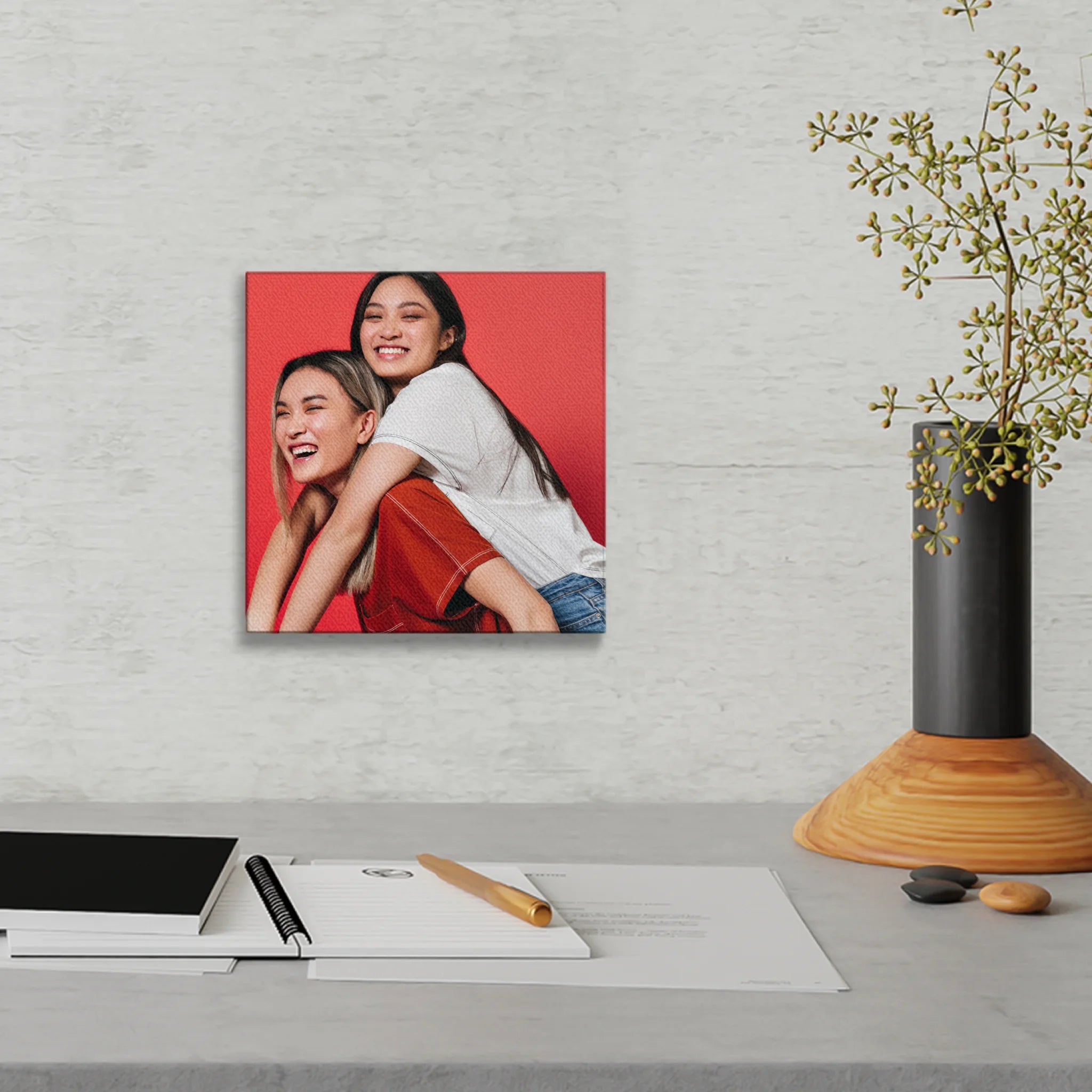 ภาพพิมพ์แคนวาส แขวนอยู่บนโต๊ะทำงาน