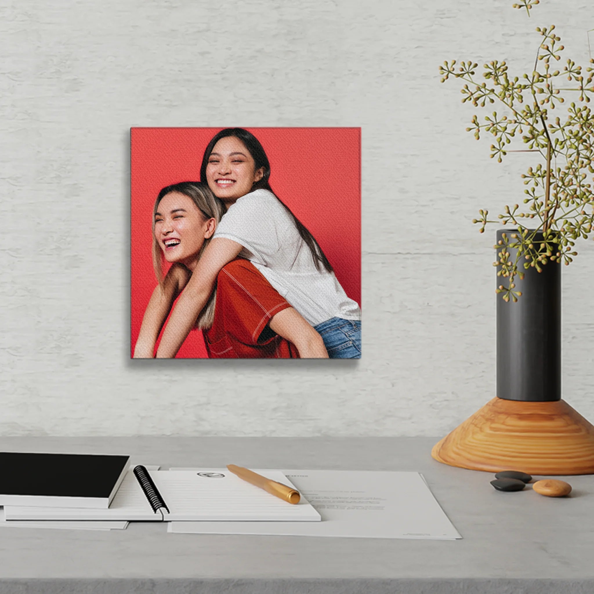 ภาพพิมพ์แคนวาส แขวนอยู่บนโต๊ะทำงาน