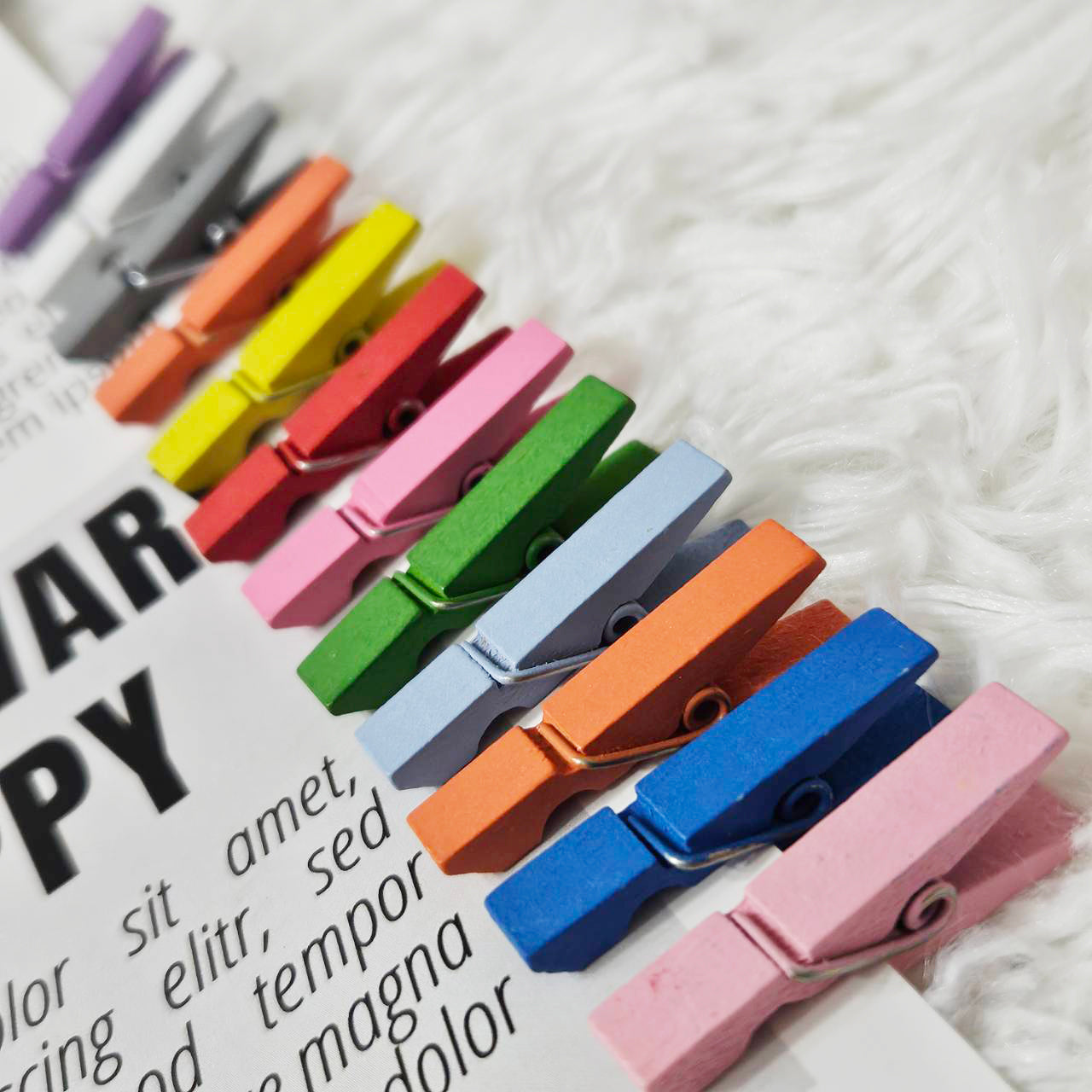 ไม้หนีบคละสี 50 ตัว + แถมฟรี! เชือกปอยาว 5 เมตร