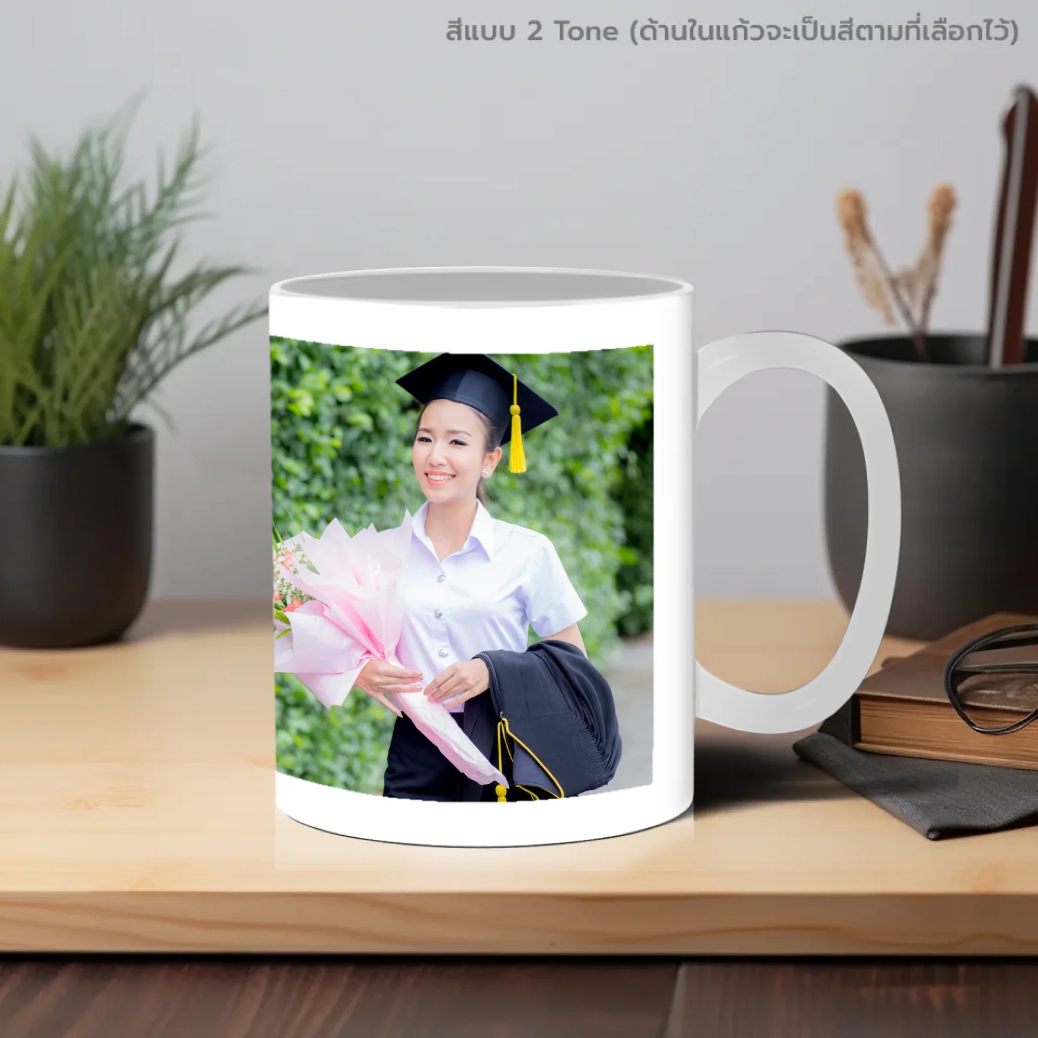 แก้วกาแฟ วางบนโต๊ะทำงาน