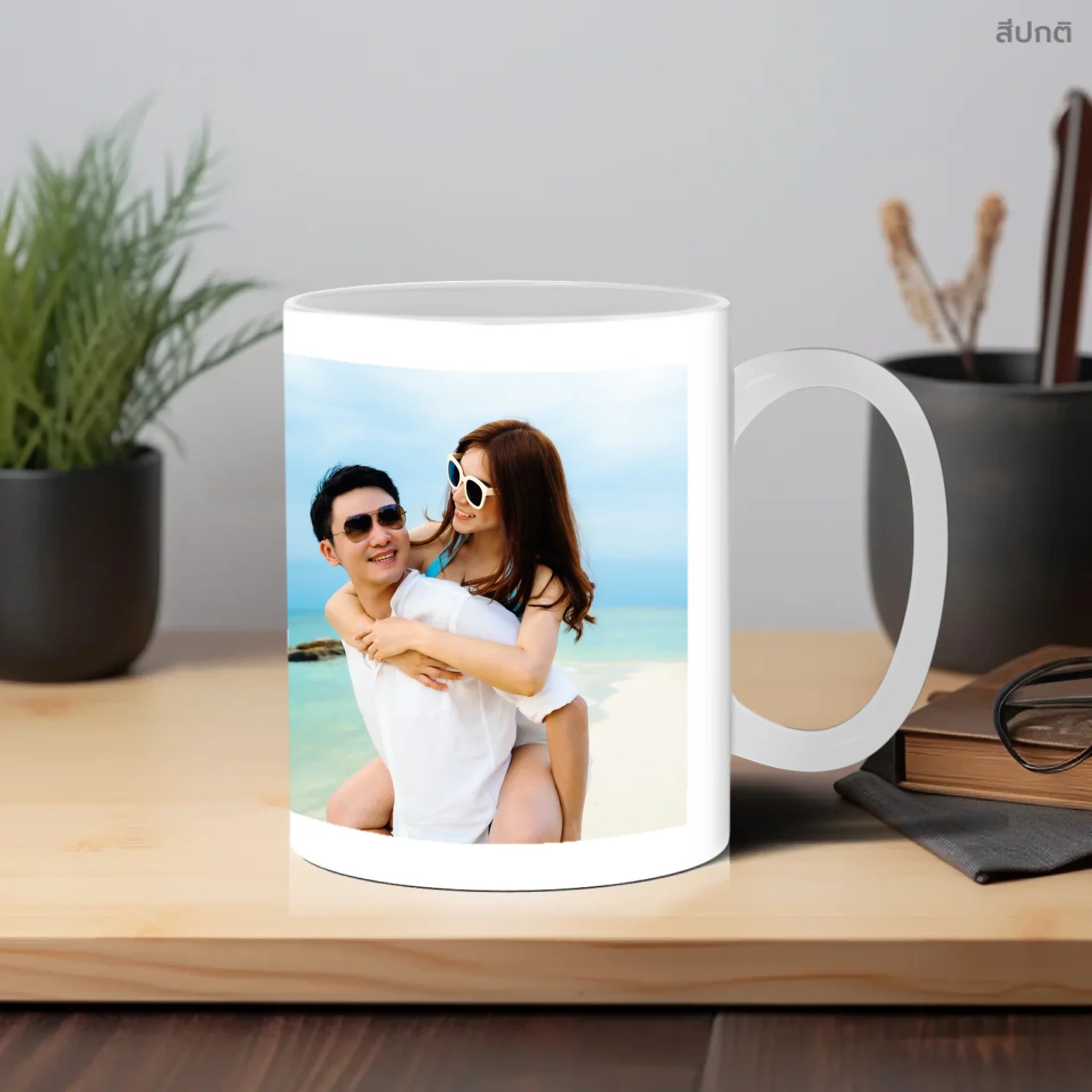 แก้วกาแฟ วางบนโต๊ะทำงาน