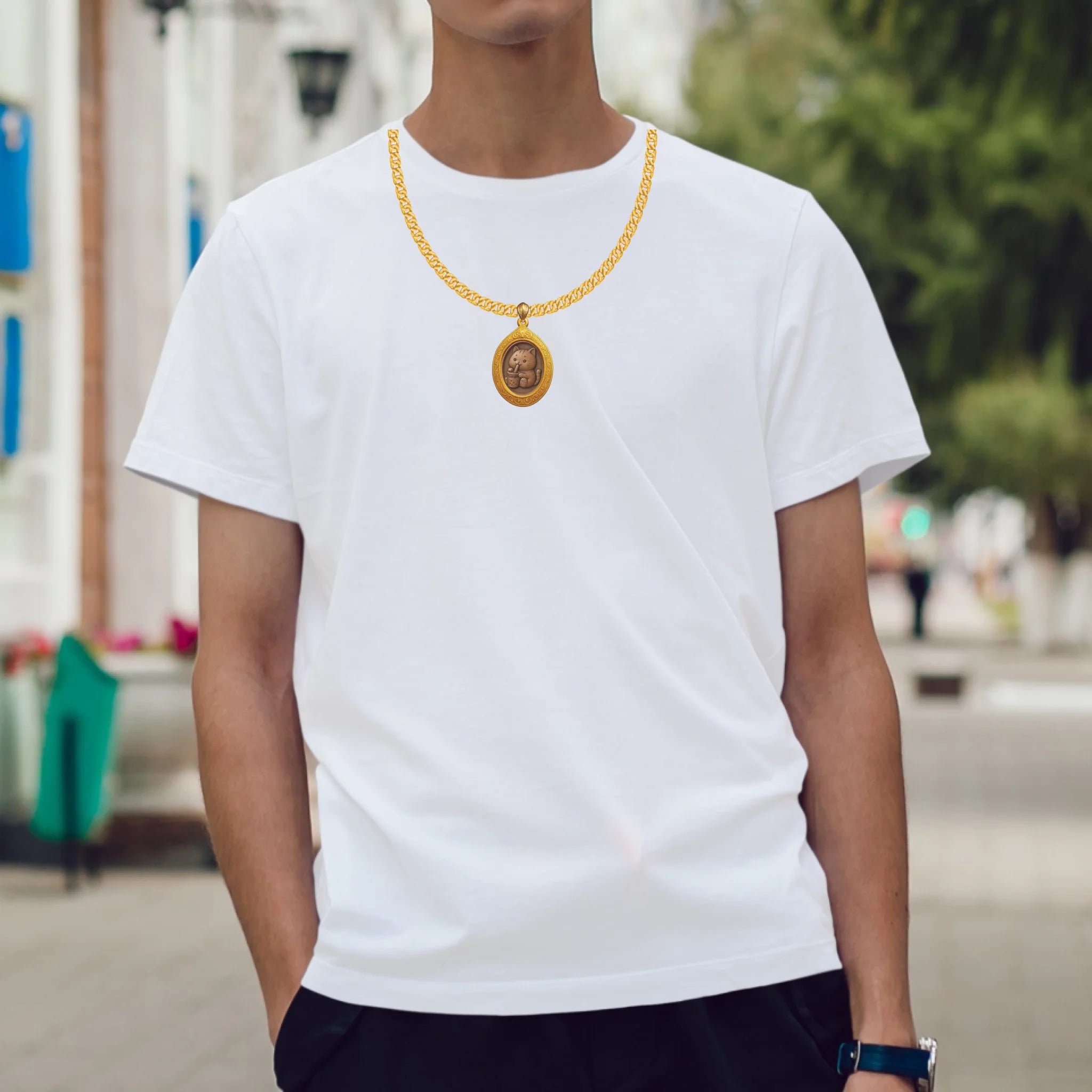 ผู้ชายใส่เสื้อยืด ยืนบนถนน