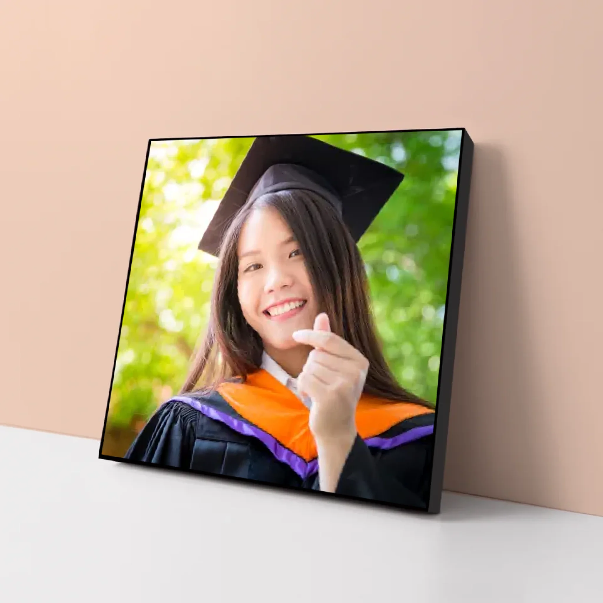 กรอยลอยพร้อมรูปวางบนพื้น