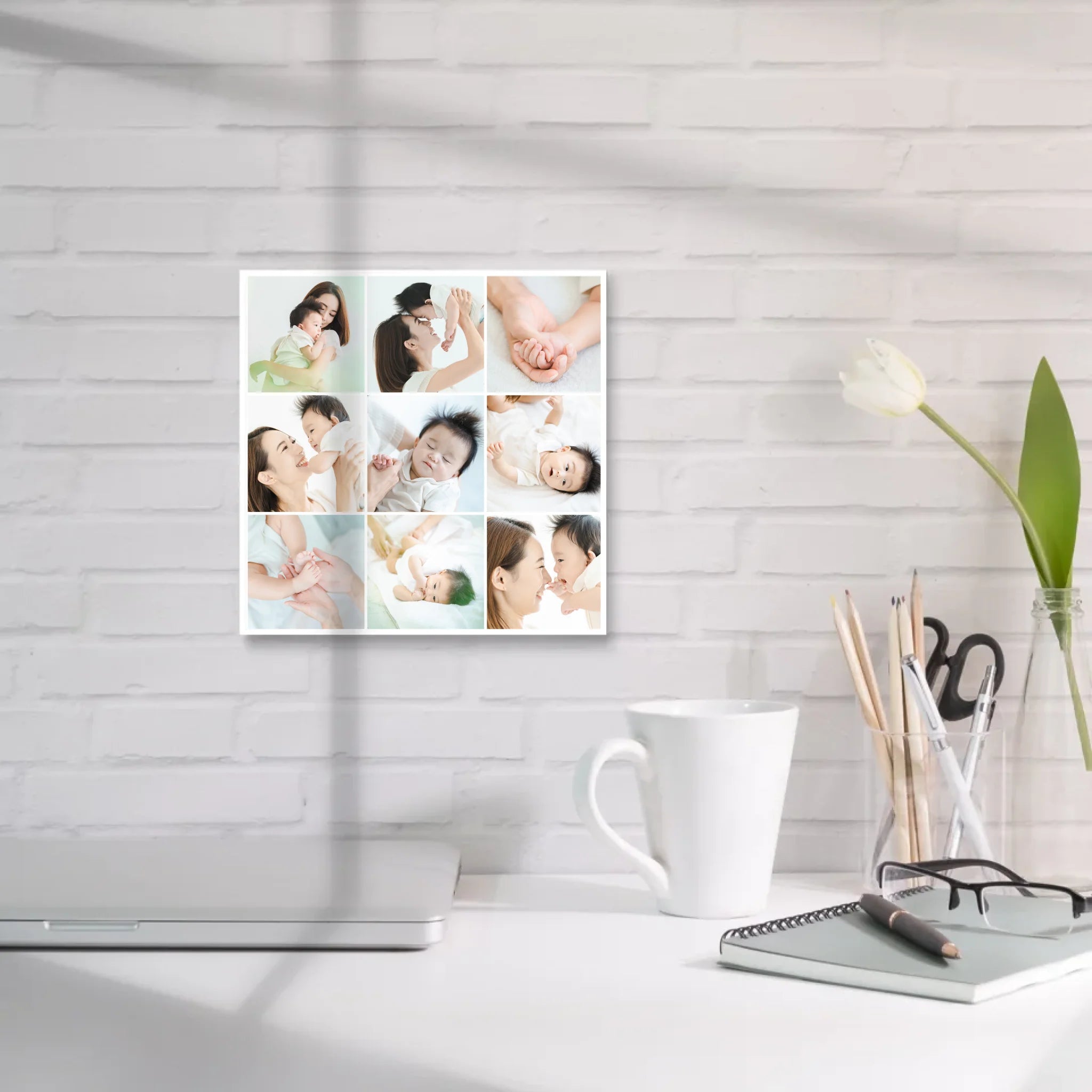 กรอยลอยแขวนบนผนังในห้องทำงาน