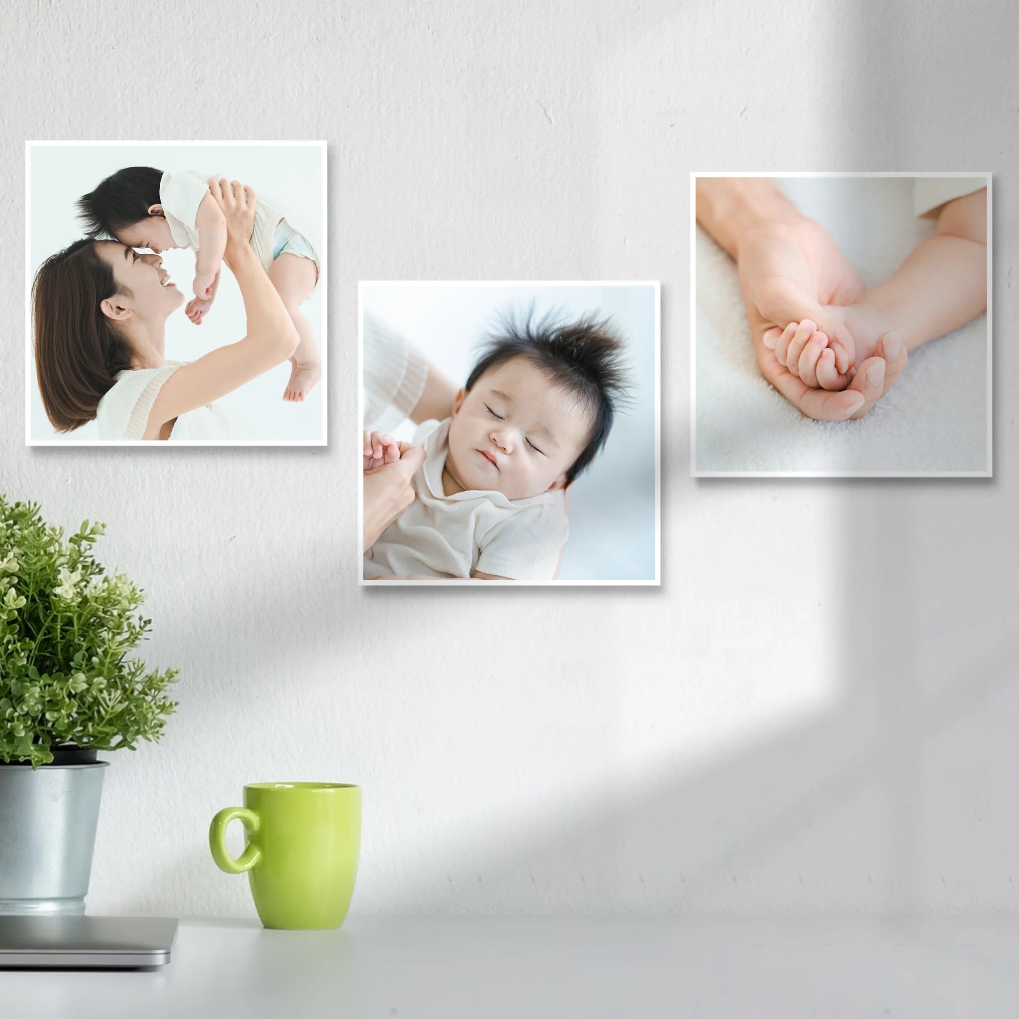 กรอบลอยแขวนอยู่บนผนังบ้าน