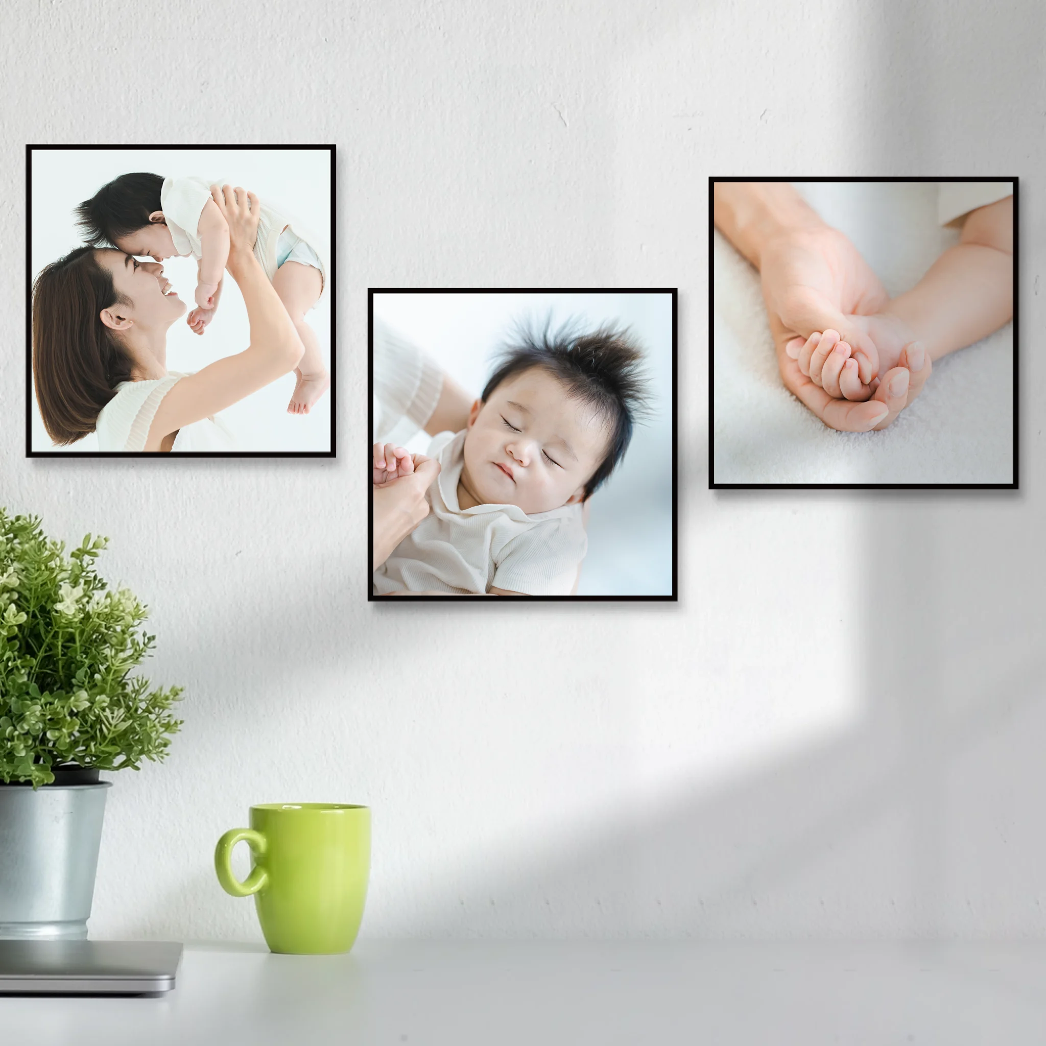 กรอบลอยแขวนอยู่บนผนังบ้าน