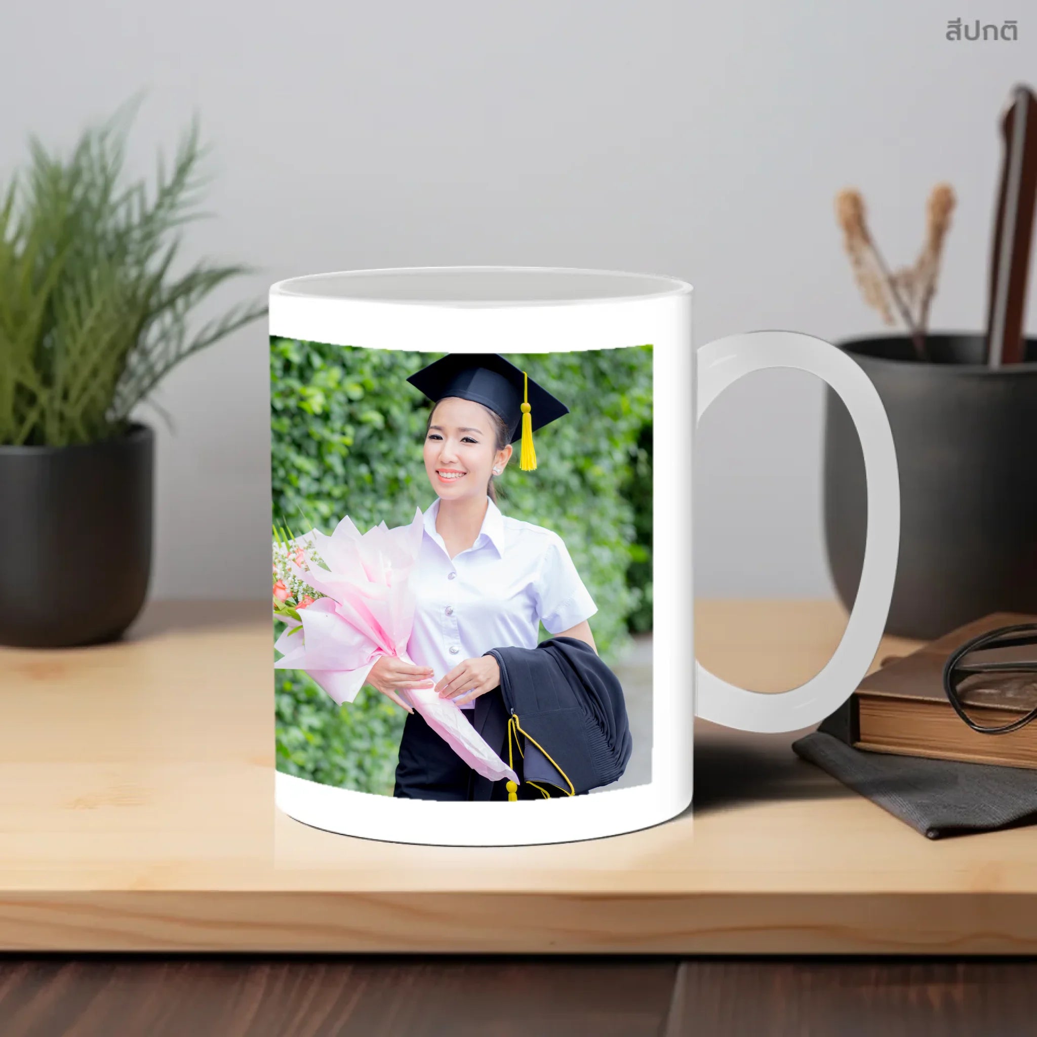 แก้วกาแฟ วางบนโต๊ะทำงาน