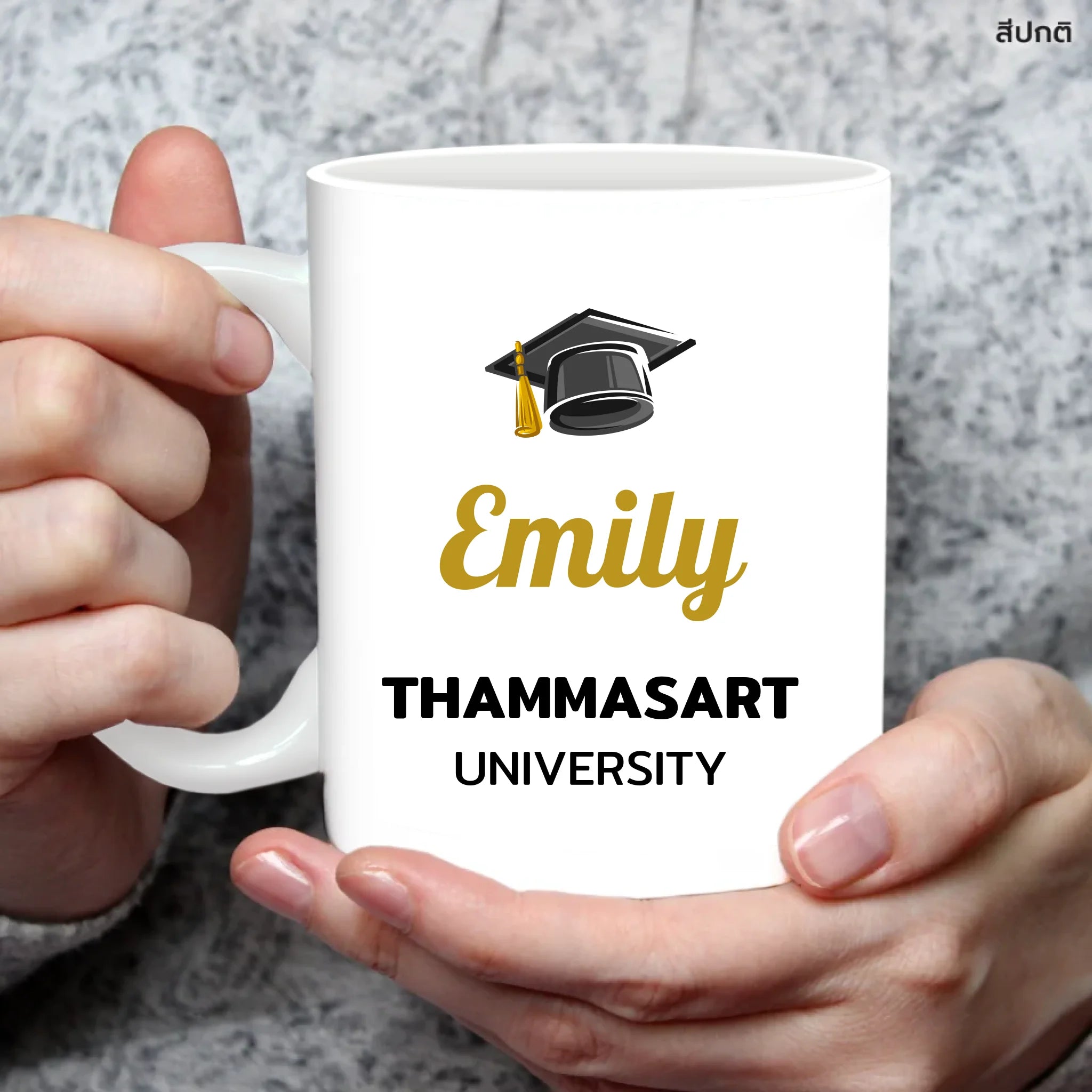 แก้วกาแฟ มีลายสกรีน ถืออยู่บนมือ