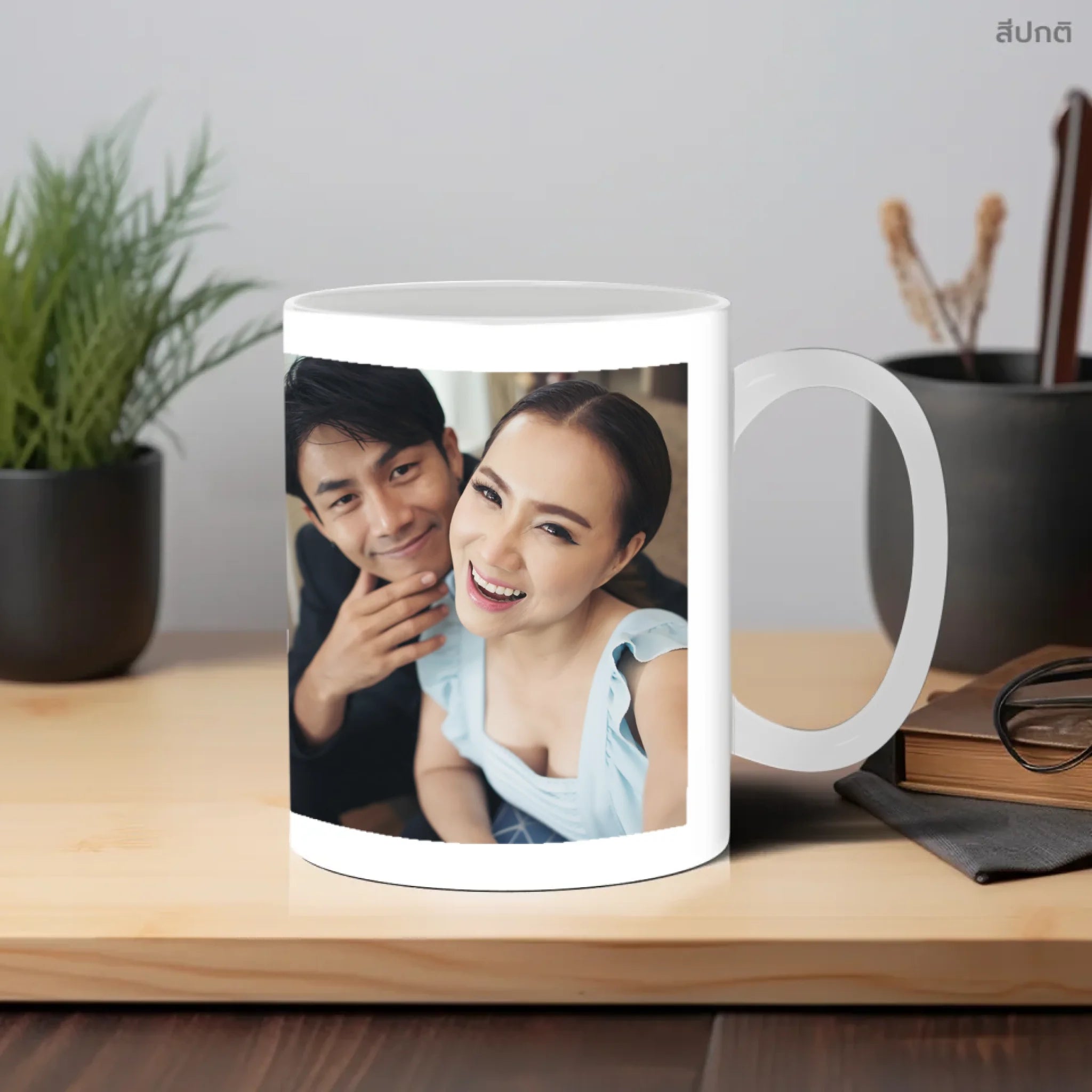 แก้วกาแฟ วางบนโต๊ะทำงาน