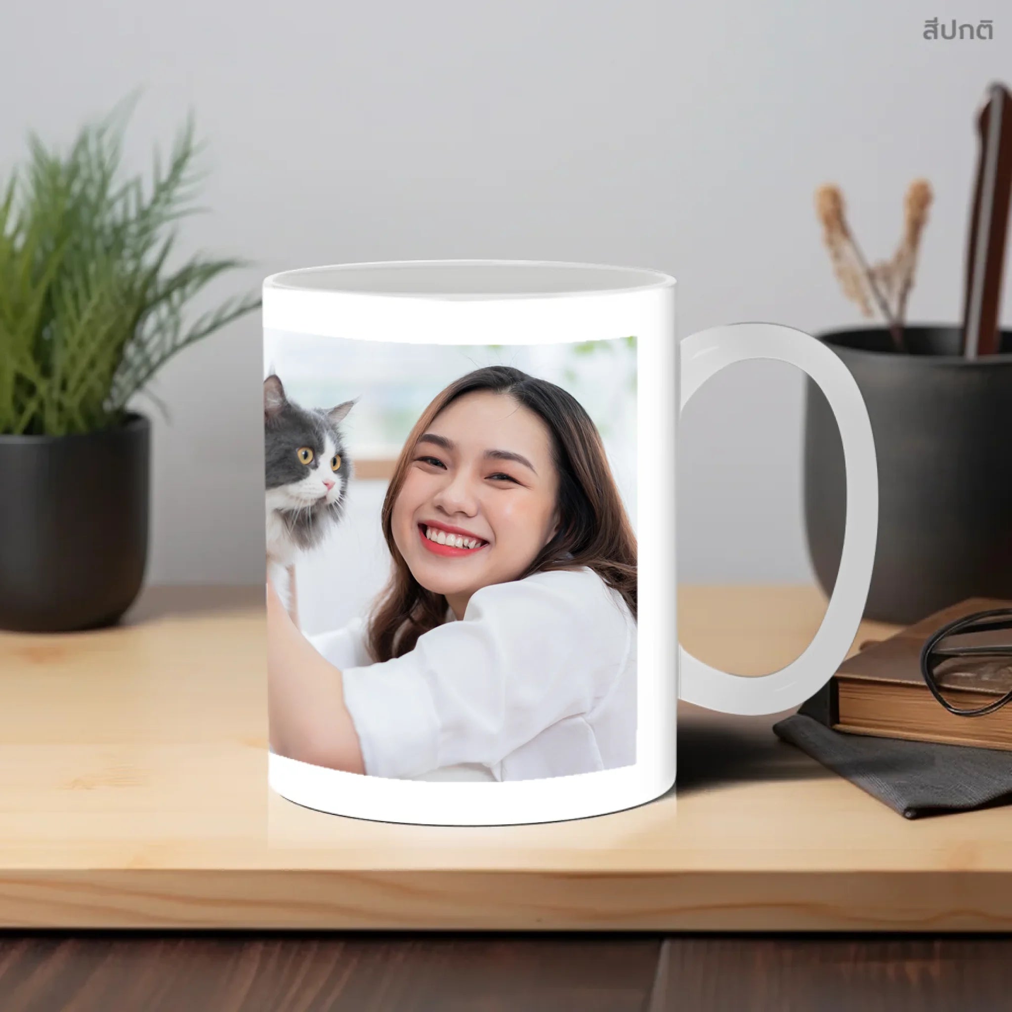 แก้วกาแฟ วางบนโต๊ะทำงาน