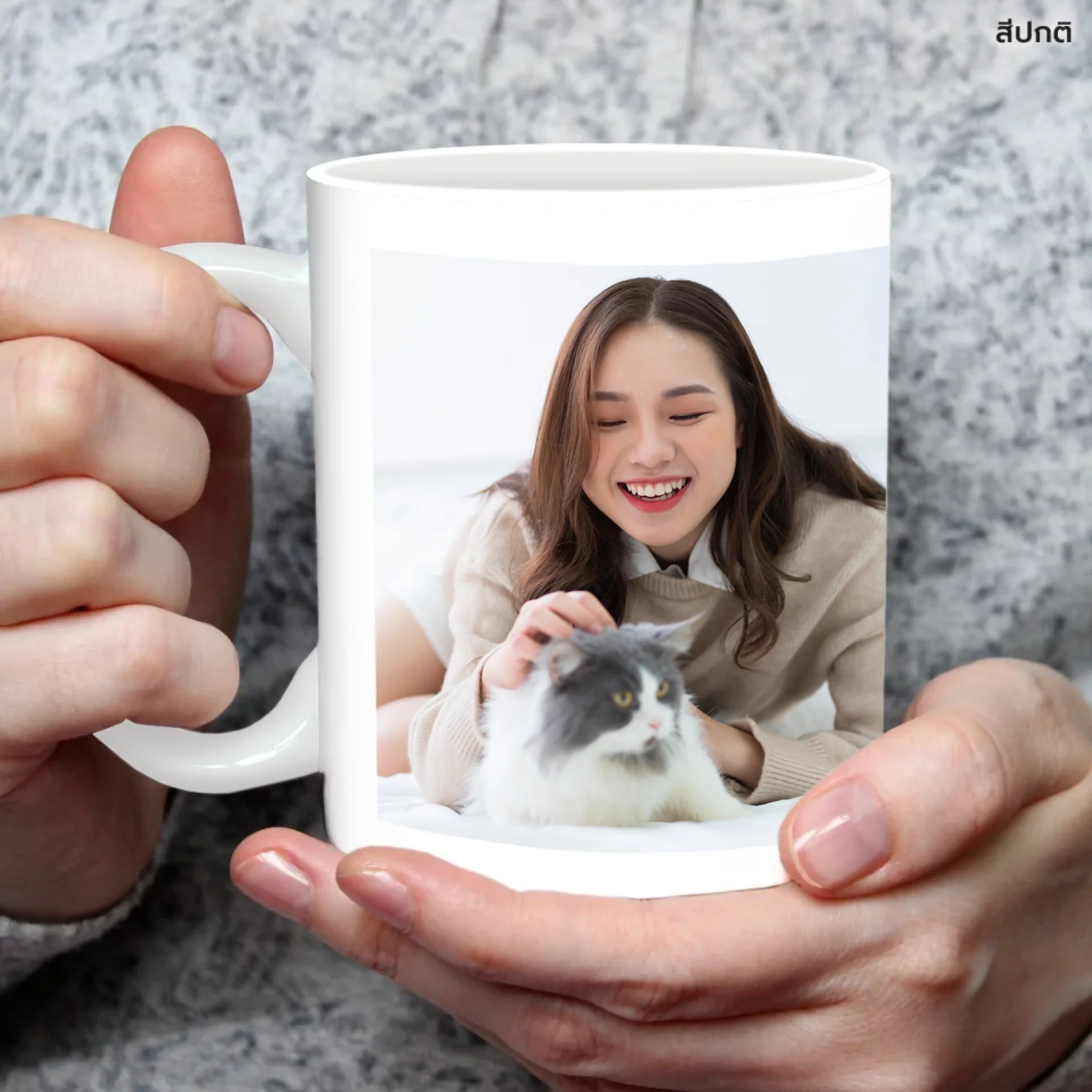 แก้วกาแฟ มีลายสกรีน ถืออยู่บนมือ