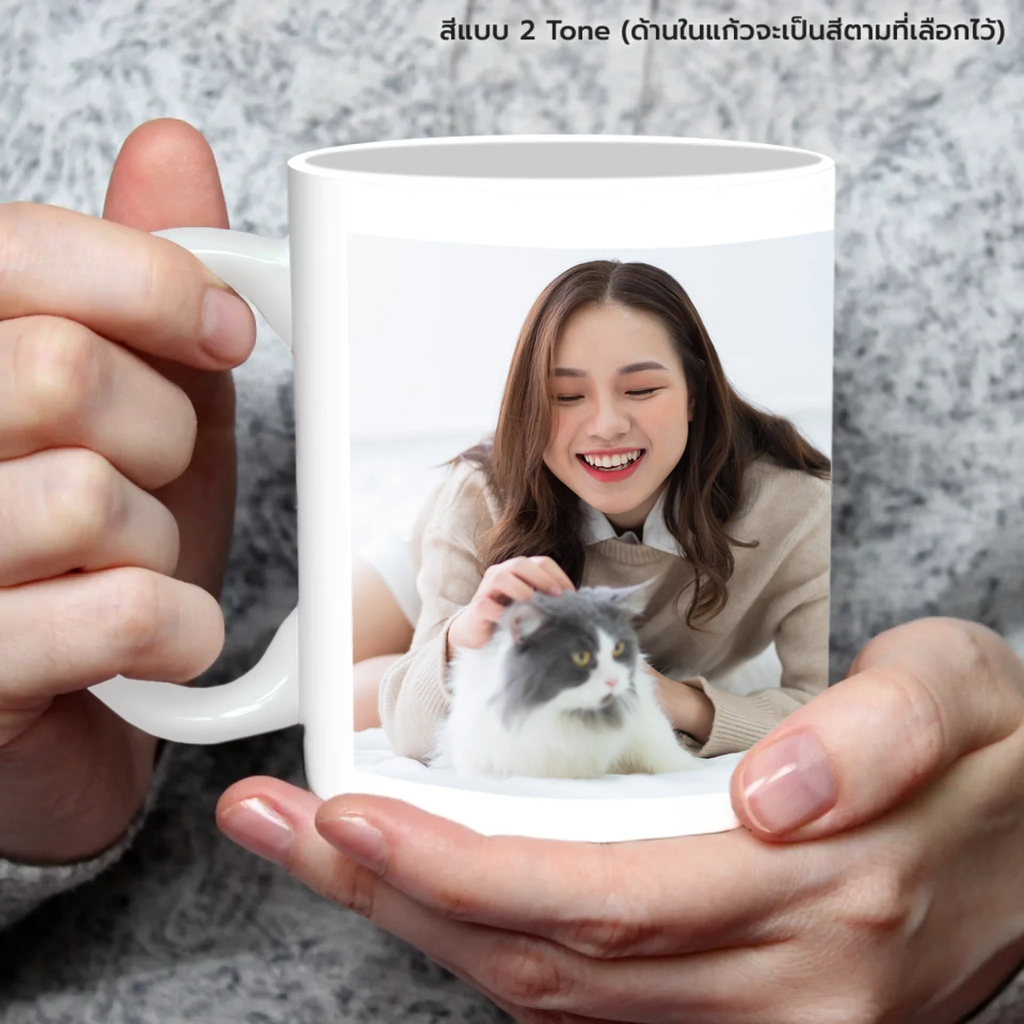 แก้วกาแฟ มีลายสกรีน ถืออยู่บนมือ