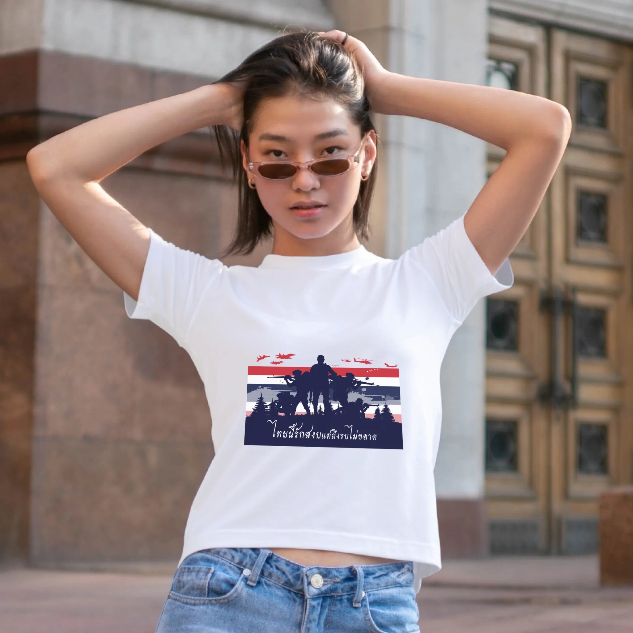 ผู้หญิงใส่เสื้อยืด ยืนบนถนน ใส่แว่นกันแดด