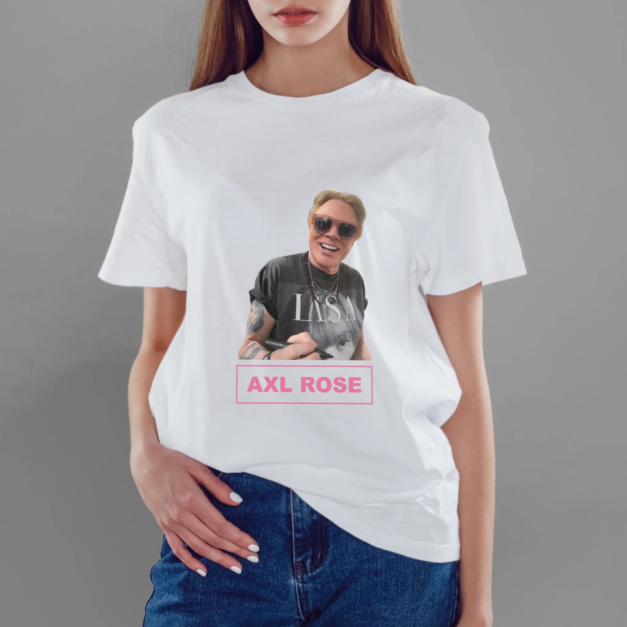 ผู้หญิงใส่เสื้อยืด กางเกงยีนส์ 