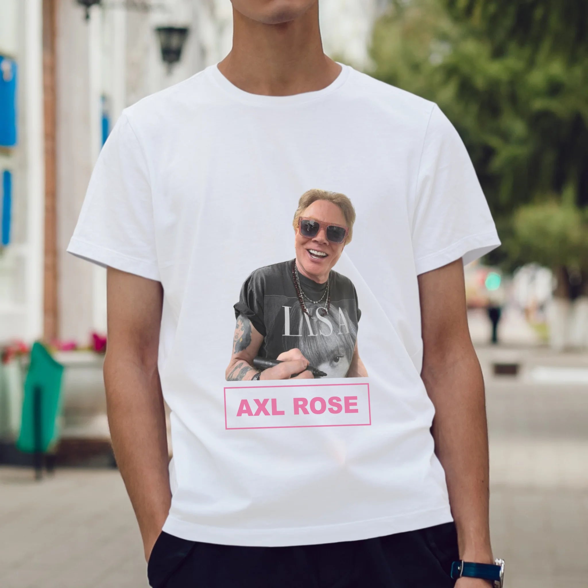 ผู้ชายใส่เสื้อยืด ยืนบนถนน