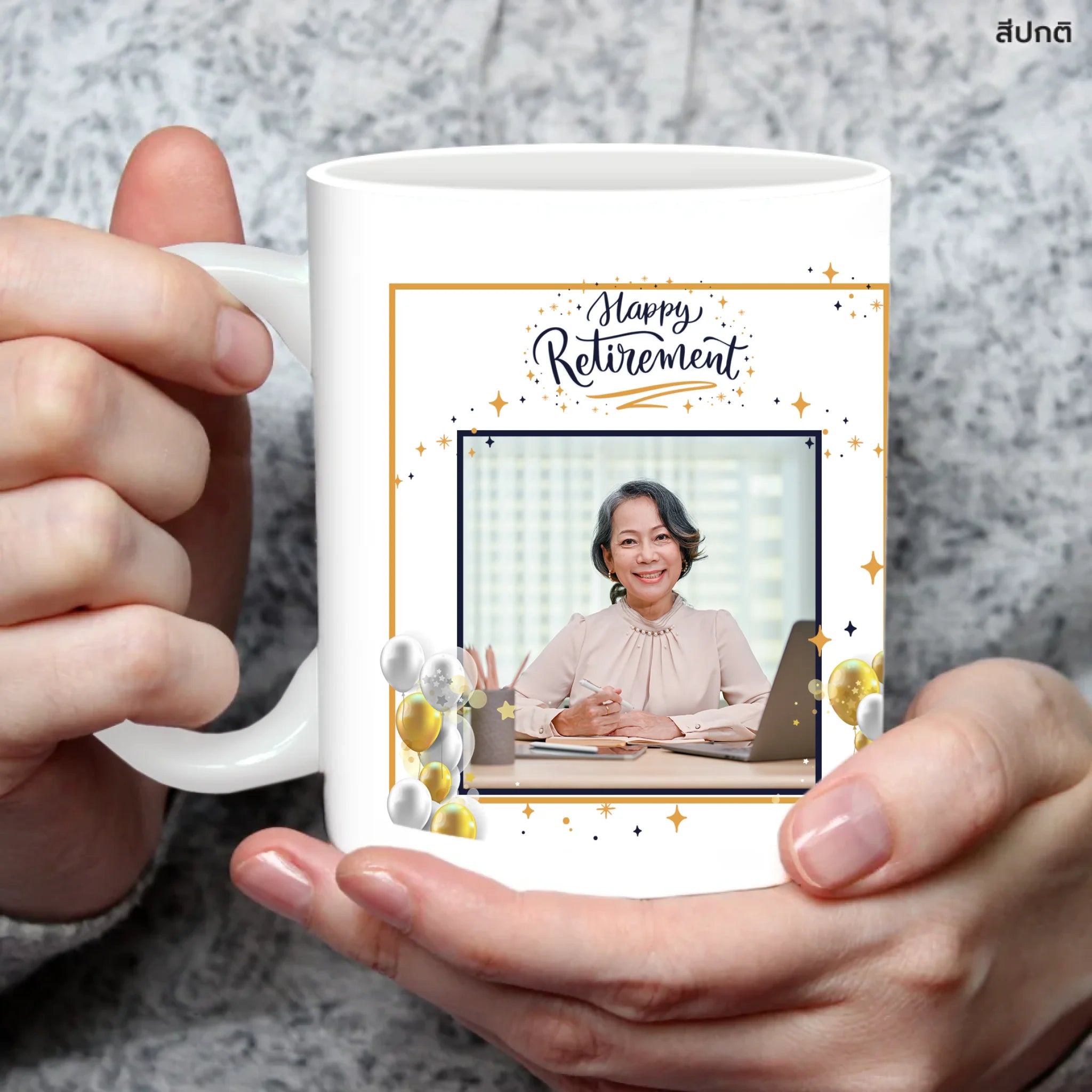 แก้วกาแฟ มีลายสกรีน ถืออยู่บนมือ