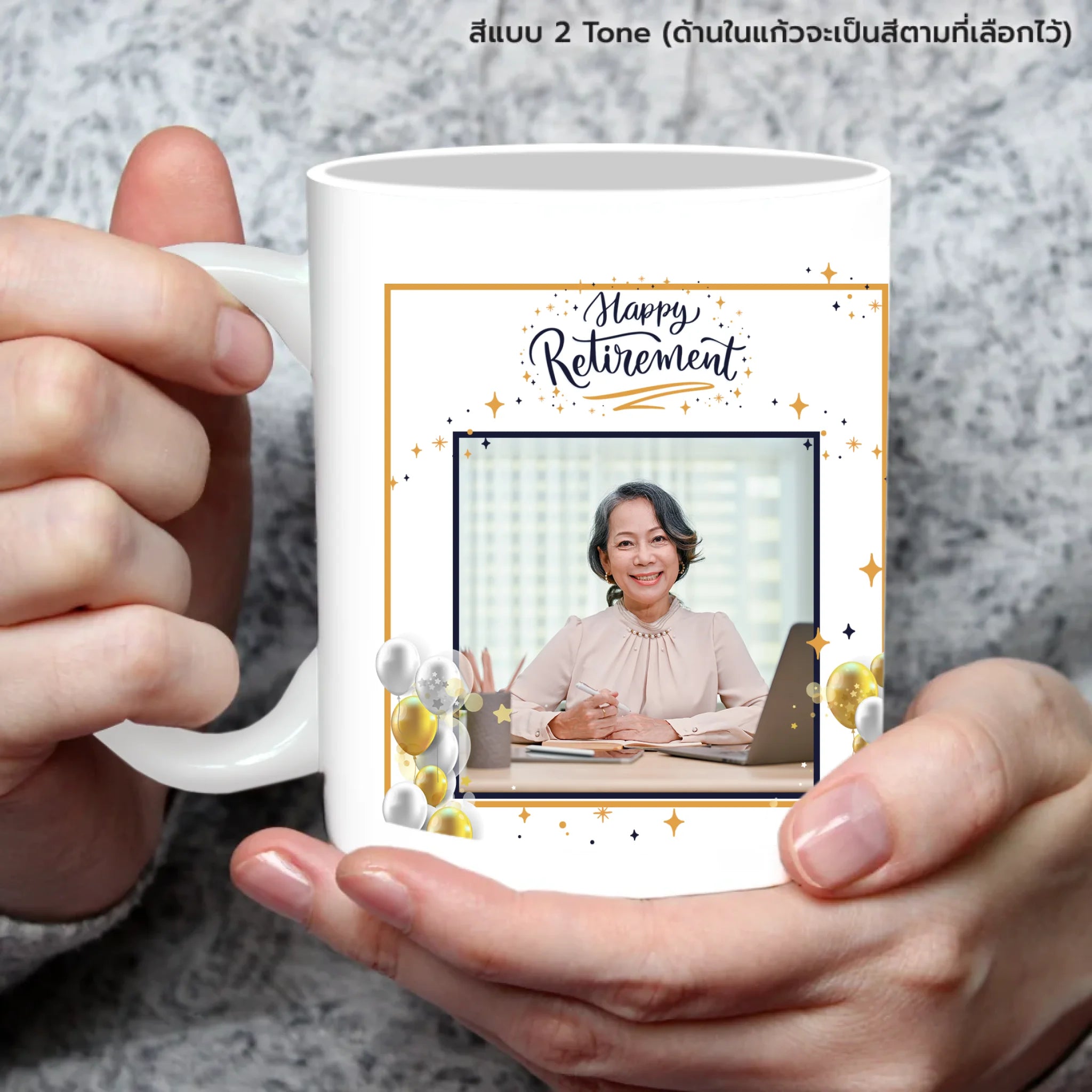 แก้วกาแฟ มีลายสกรีน ถืออยู่บนมือ