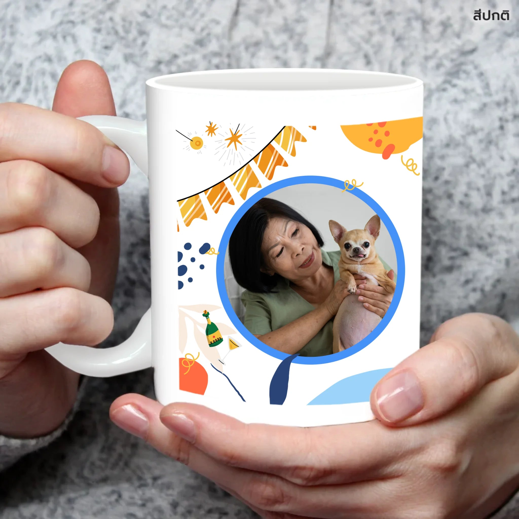 แก้วกาแฟ มีลายสกรีน ถืออยู่บนมือ
