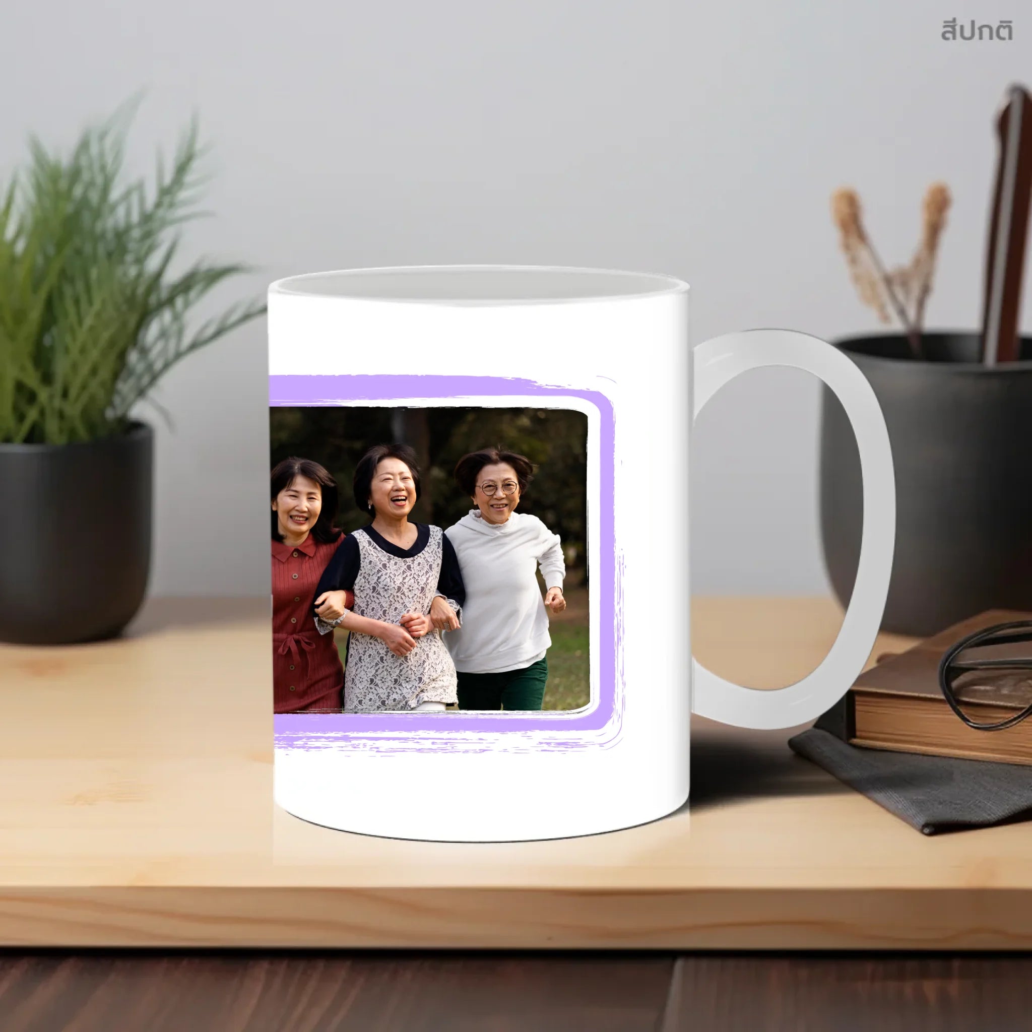 แก้วกาแฟ วางบนโต๊ะทำงาน
