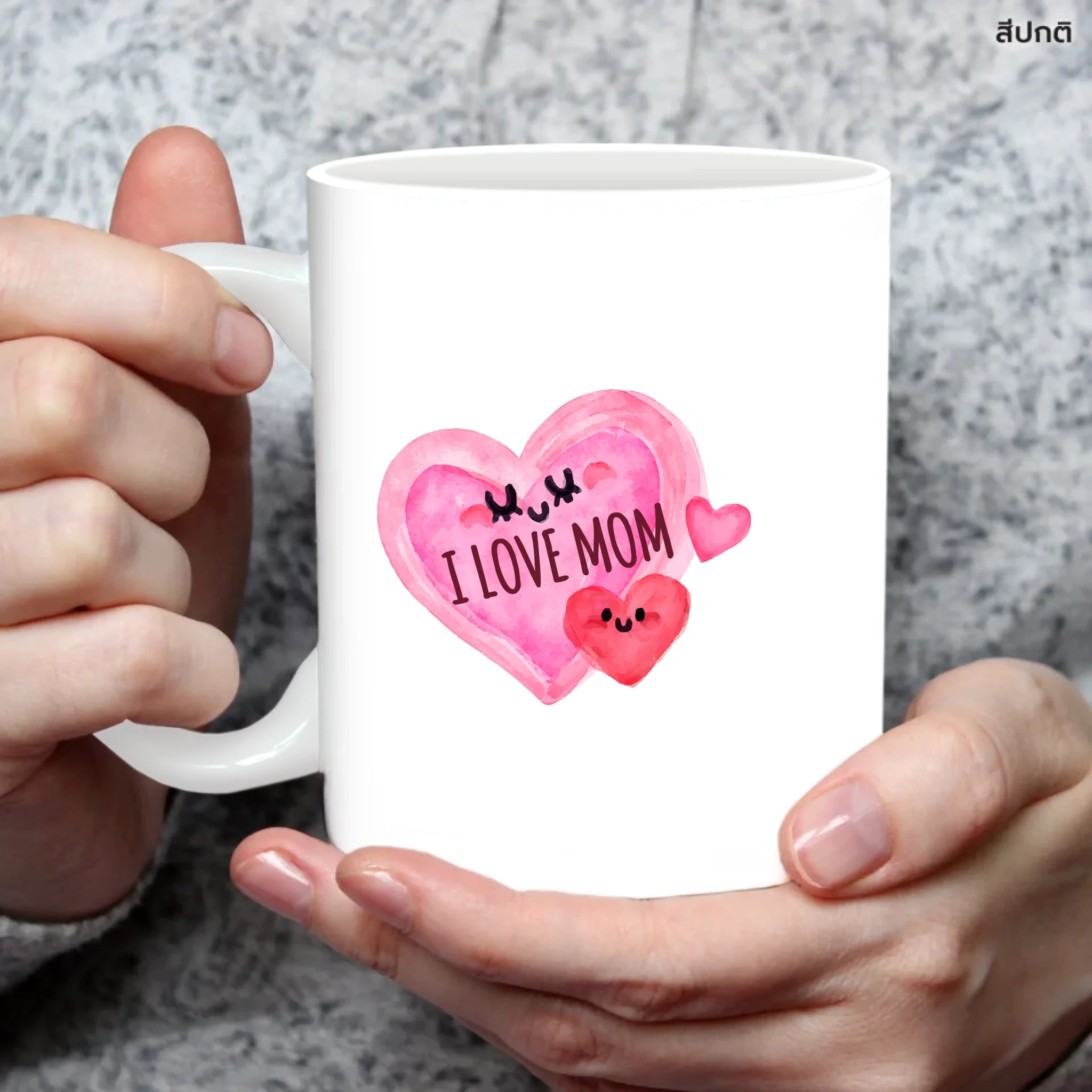 แก้วกาแฟ มีลายสกรีน ถืออยู่บนมือ