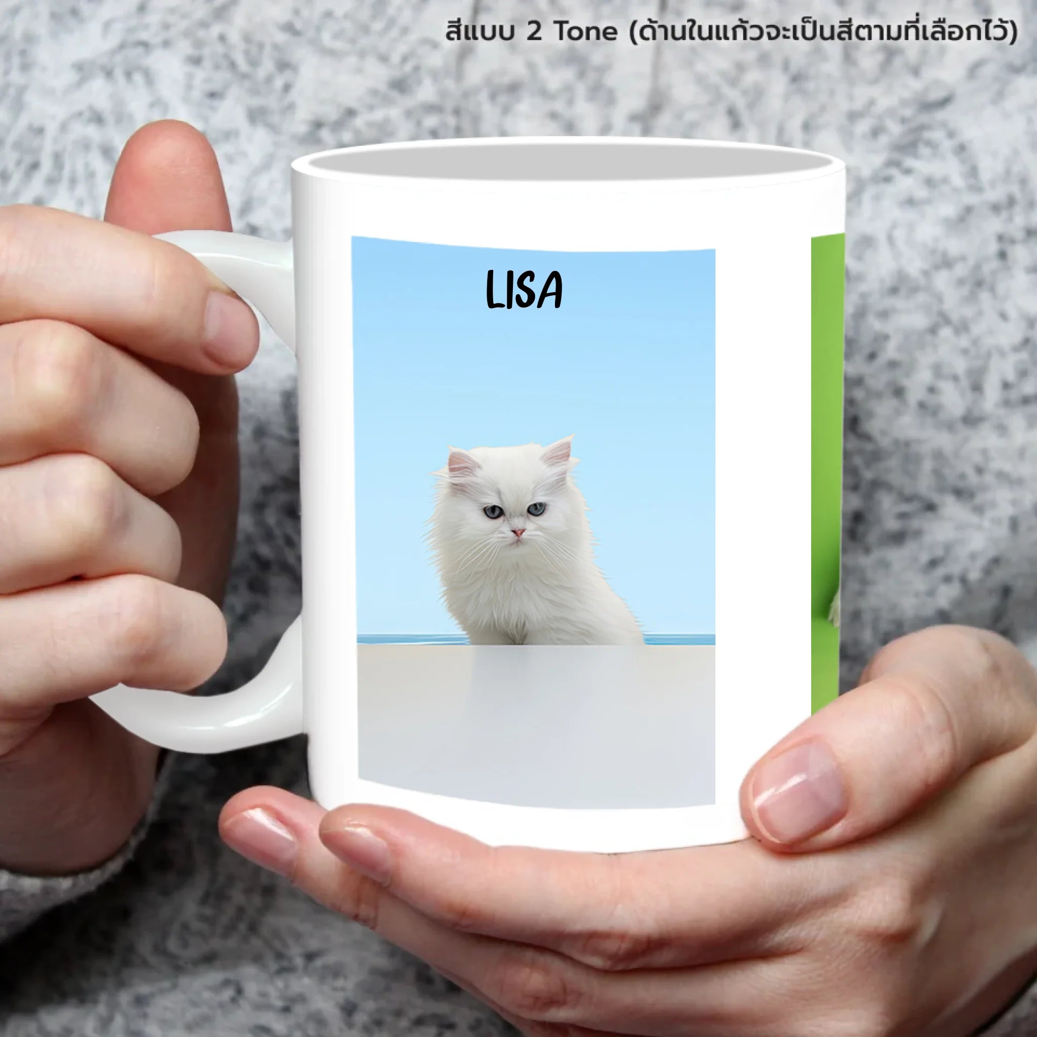 แก้วกาแฟ มีลายสกรีน ถืออยู่บนมือ