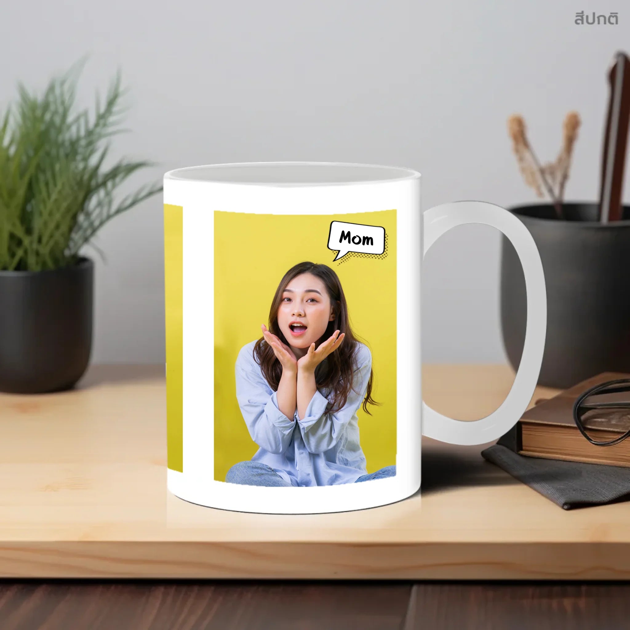 แก้วกาแฟ วางบนโต๊ะทำงาน