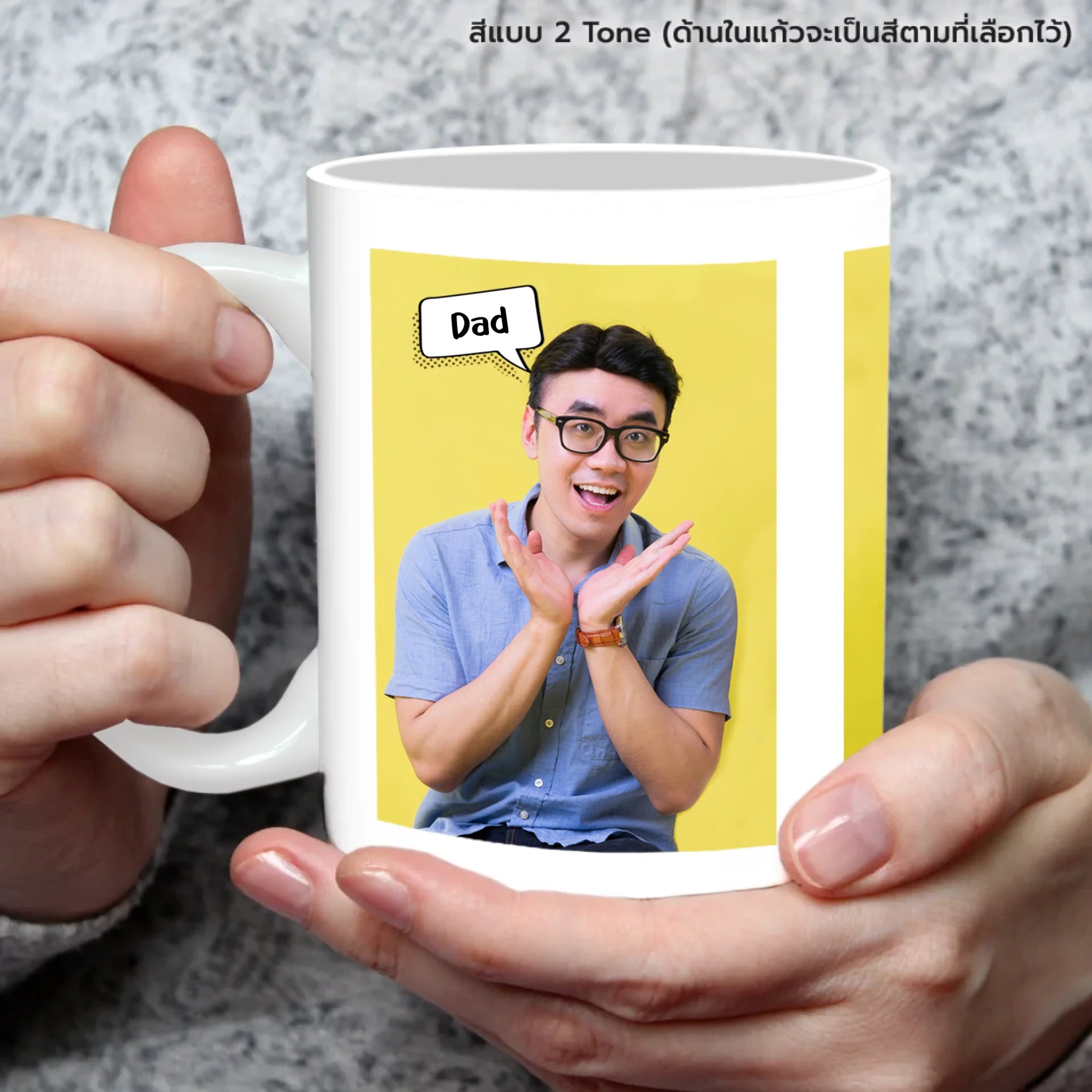 แก้วกาแฟ มีลายสกรีน ถืออยู่บนมือ