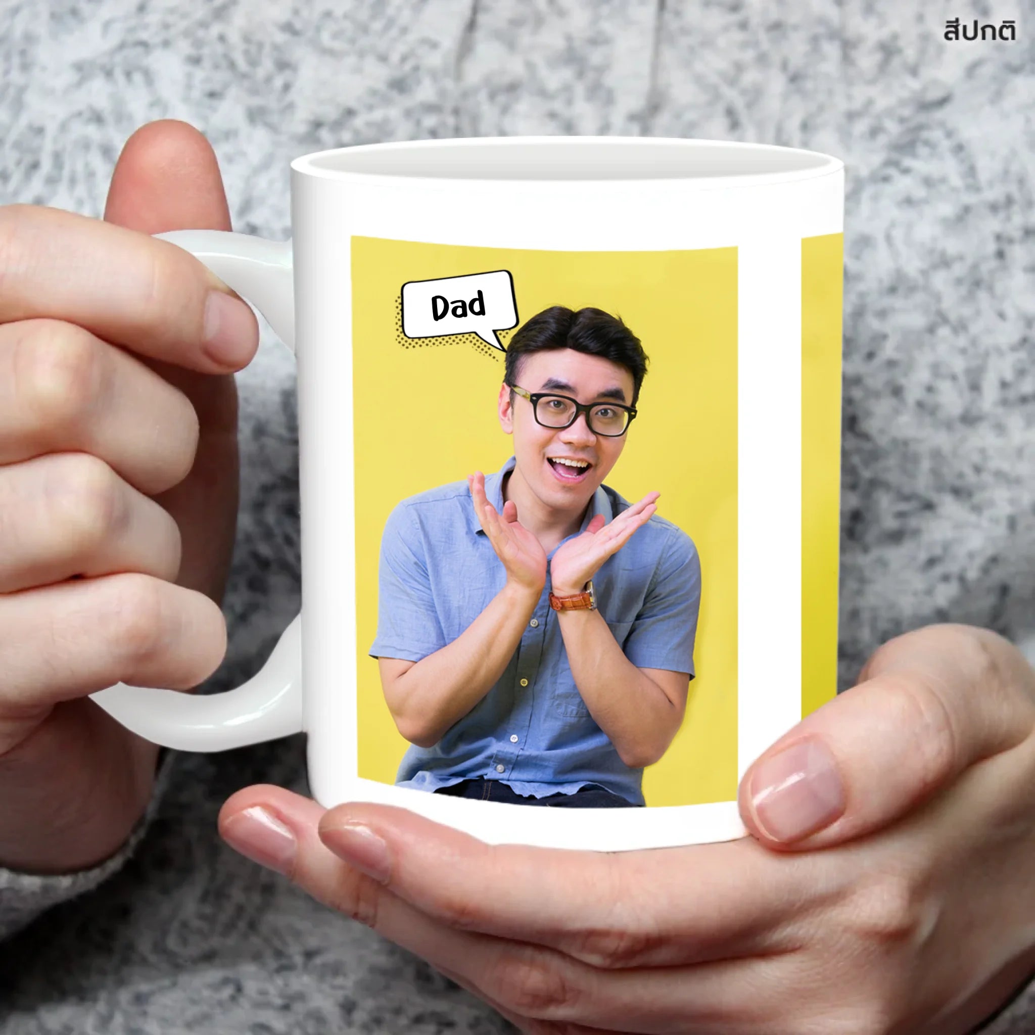 แก้วกาแฟ มีลายสกรีน ถืออยู่บนมือ