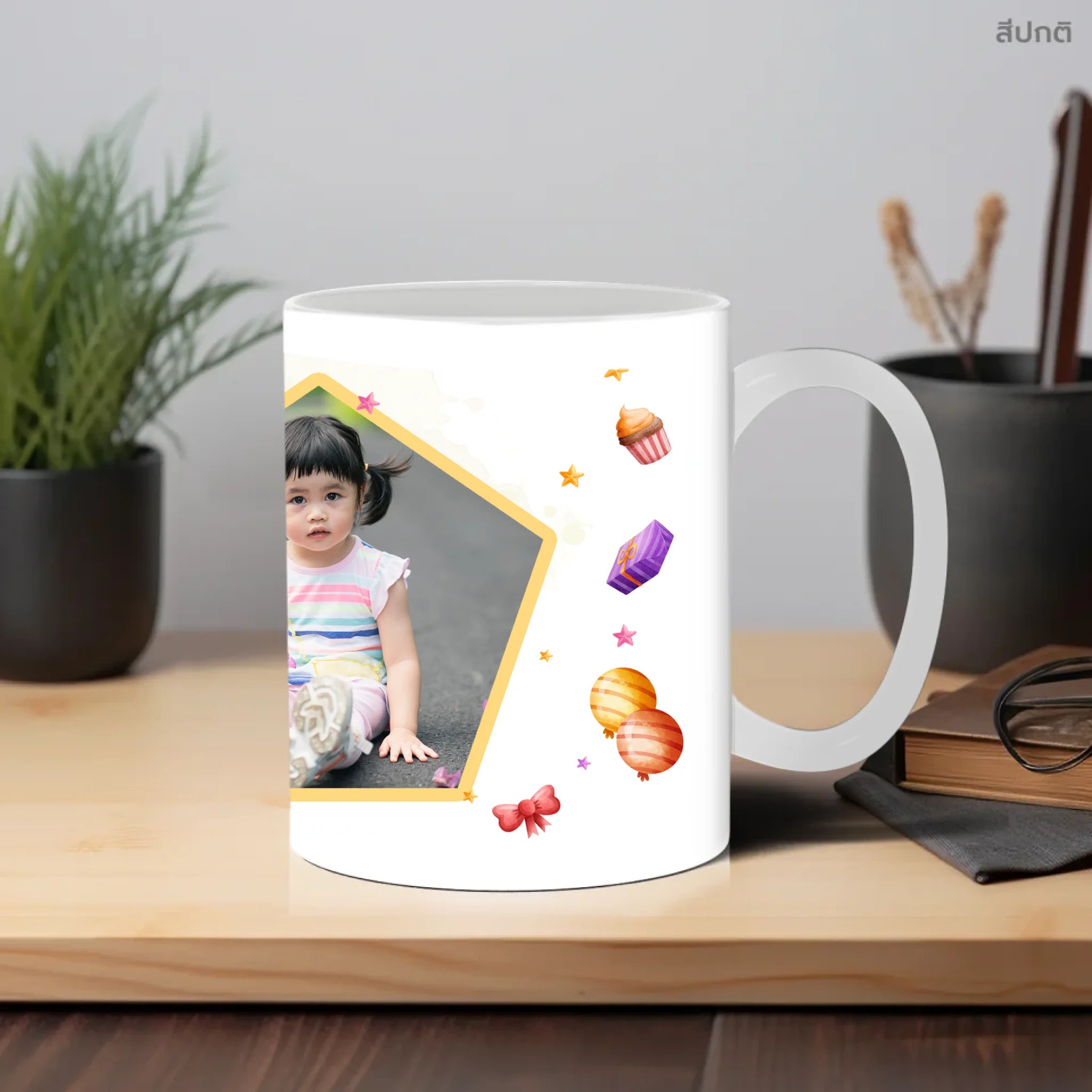 แก้วกาแฟ วางบนโต๊ะทำงาน
