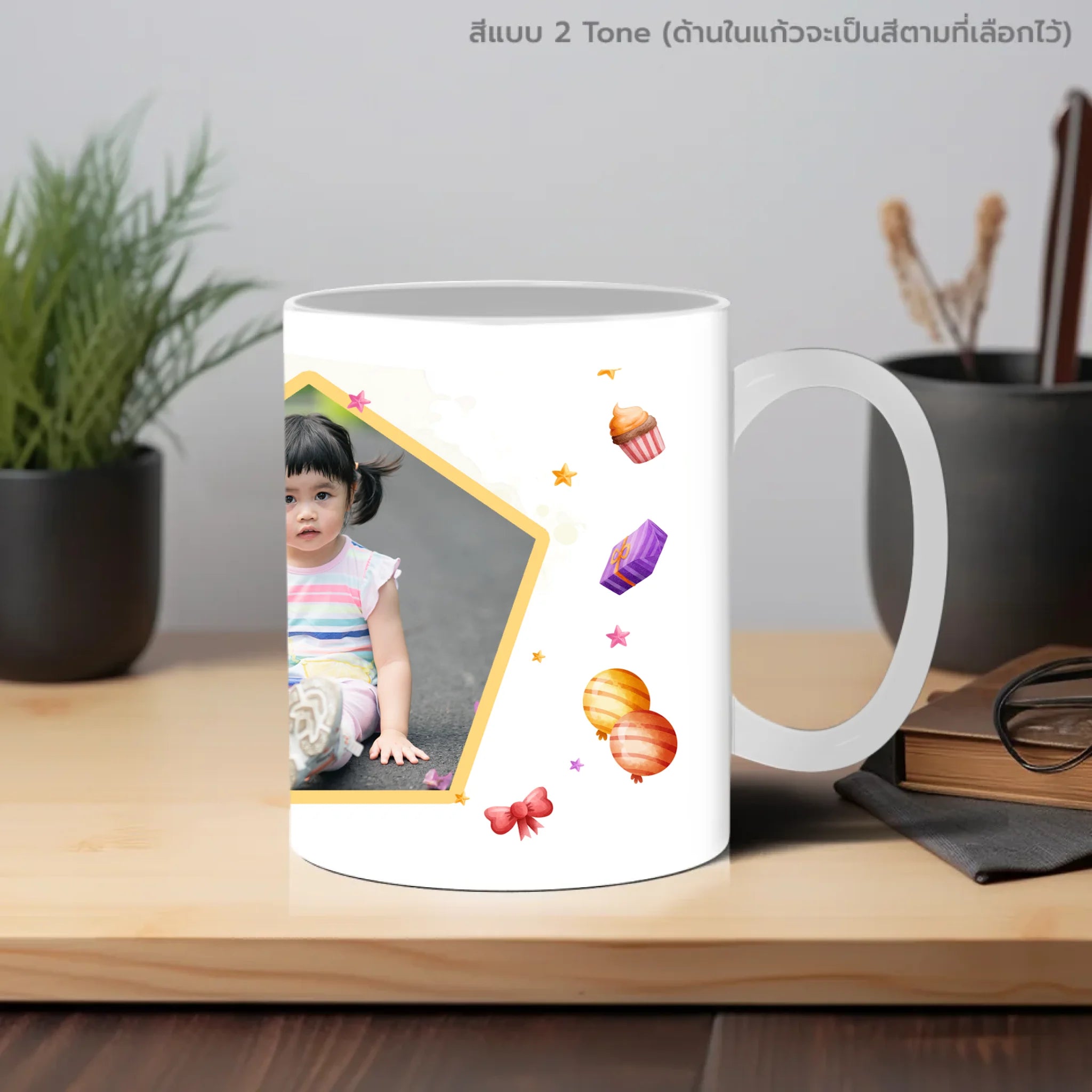 แก้วกาแฟ วางบนโต๊ะทำงาน