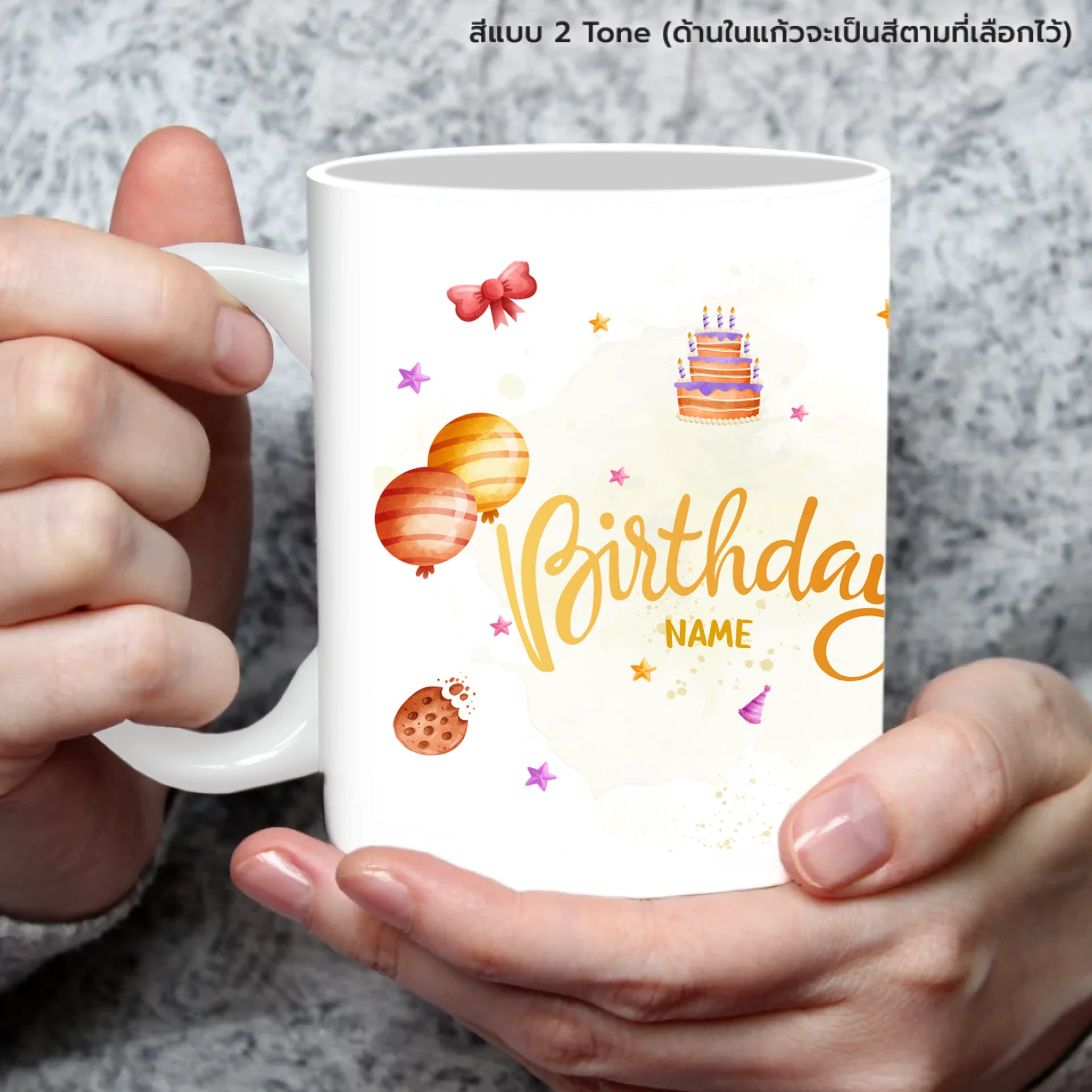 แก้วกาแฟ มีลายสกรีน ถืออยู่บนมือ