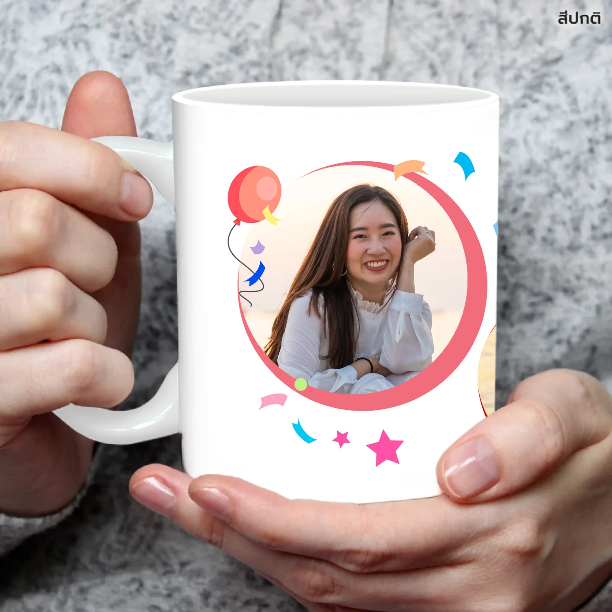 แก้วกาแฟ มีลายสกรีน ถืออยู่บนมือ