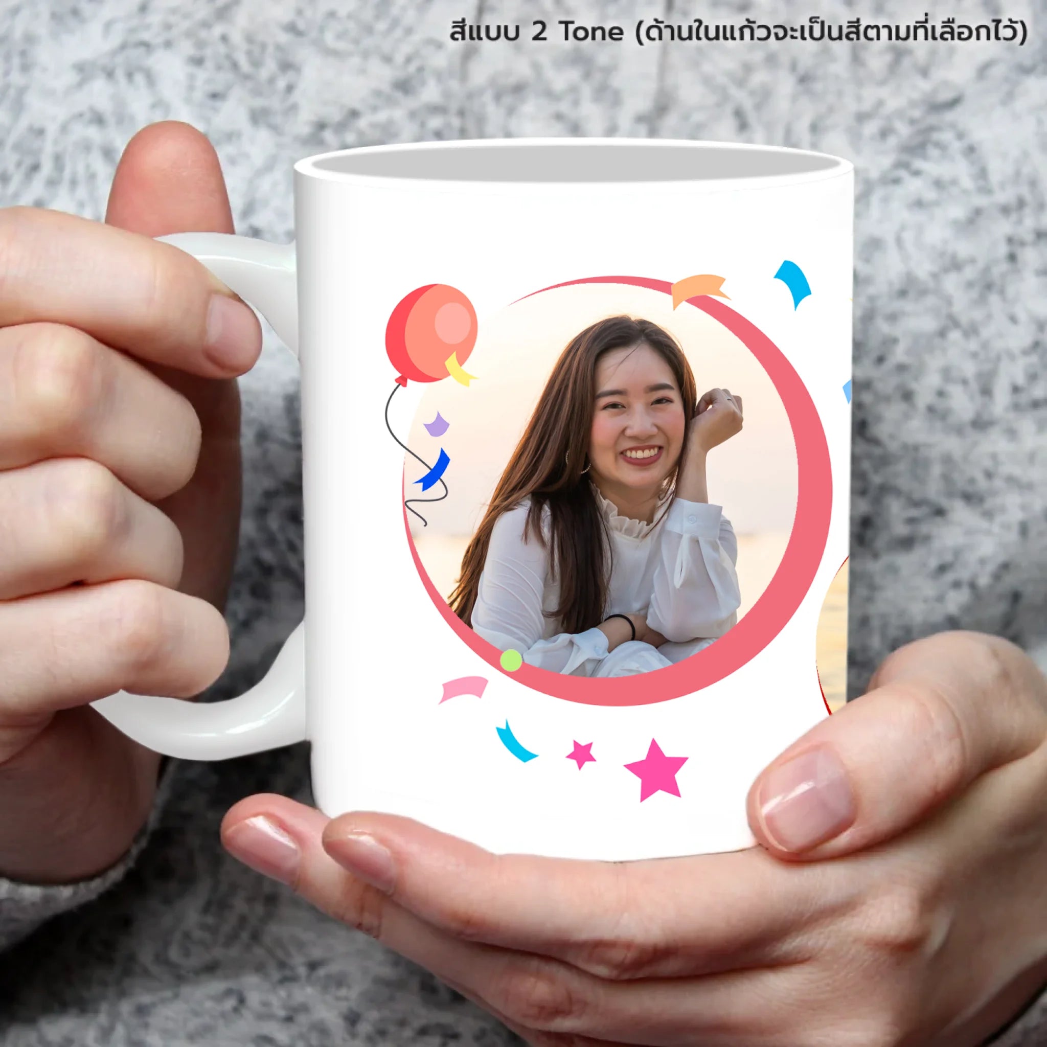 แก้วกาแฟ มีลายสกรีน ถืออยู่บนมือ