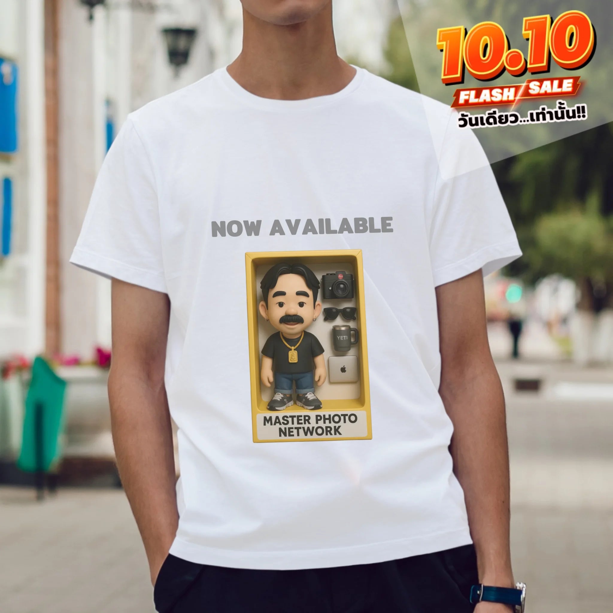 ผู้ชายใส่เสื้อยืด ยืนบนถนน