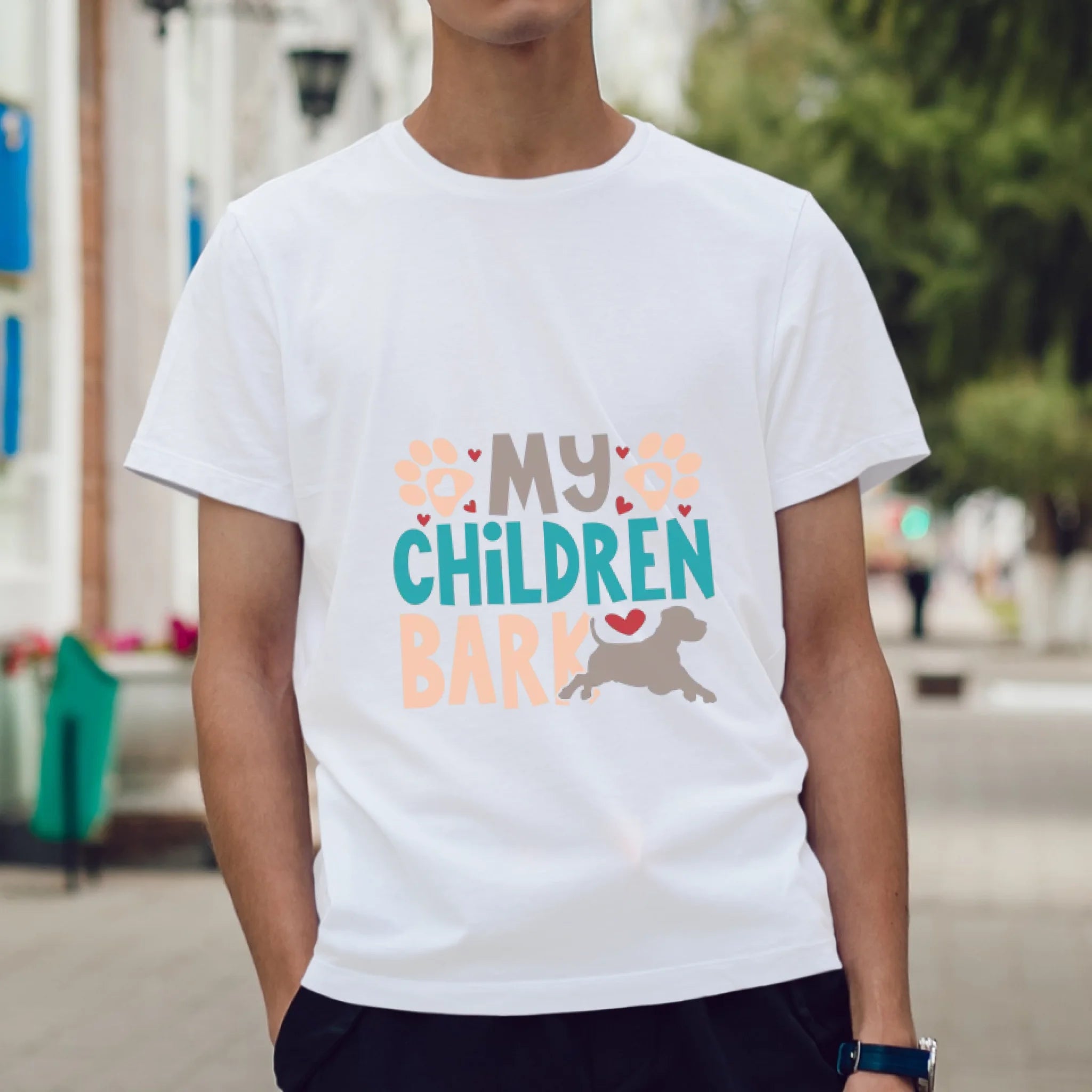 ผู้ชายใส่เสื้อยืด ยืนบนถนน