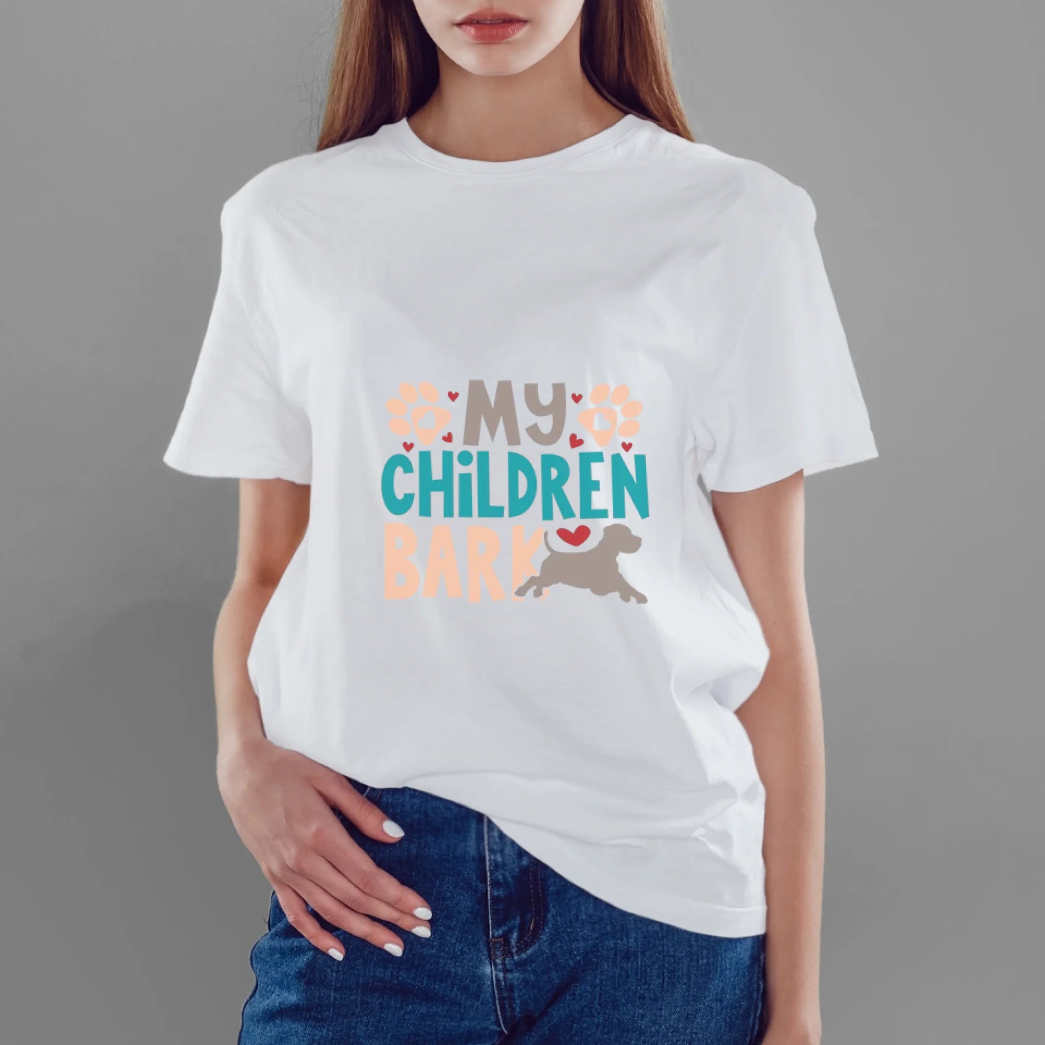 ผู้หญิงใส่เสื้อยืด กางเกงยีนส์ 