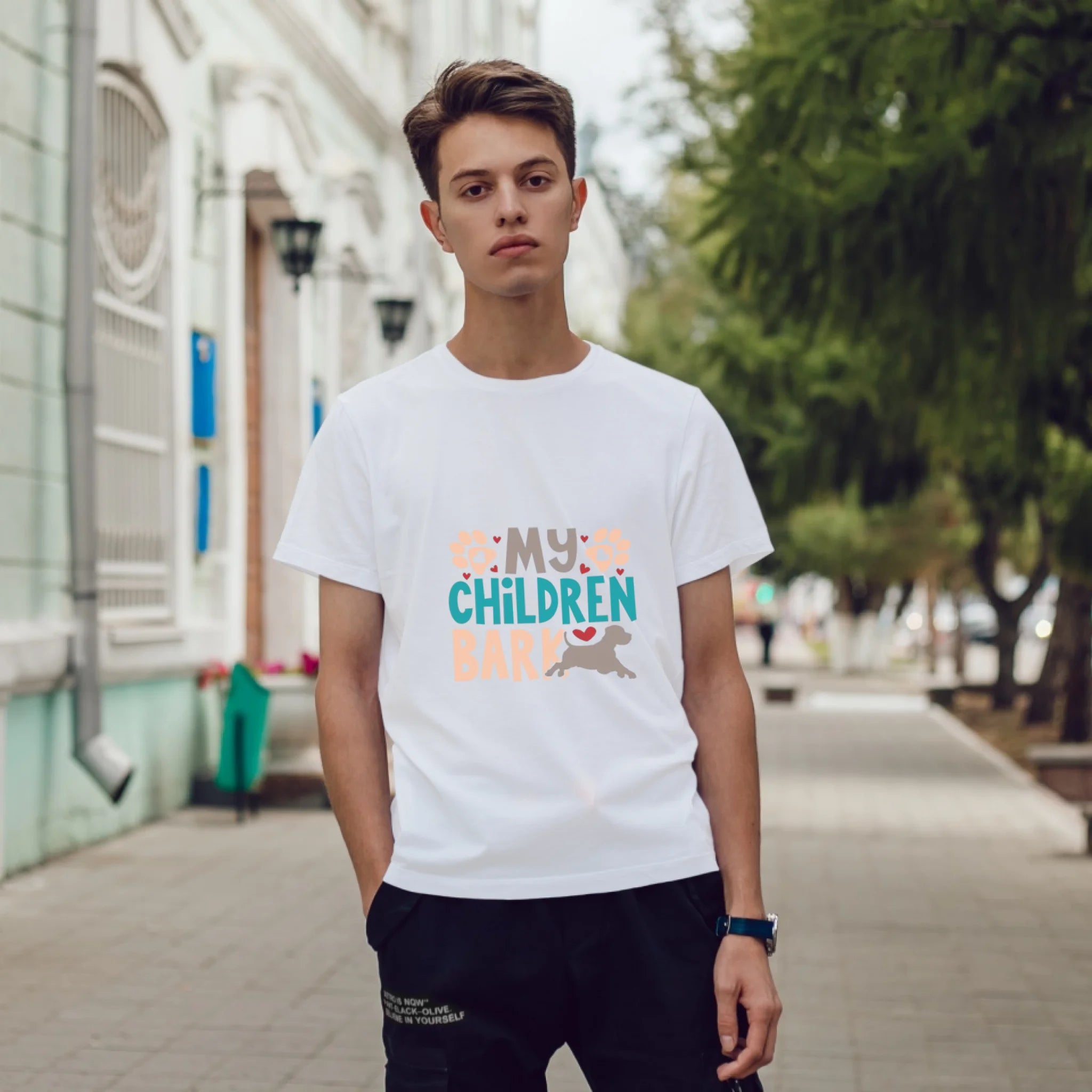 ผู้ชายใส่เสื้อยืด ยืนบนถนน