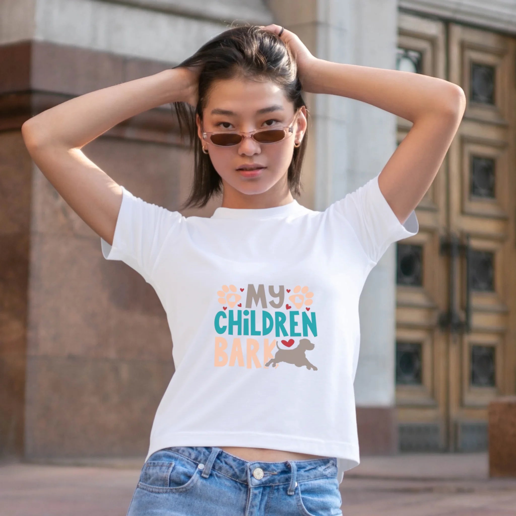 ผู้หญิงใส่เสื้อยืด ยืนบนถนน ใส่แว่นกันแดด