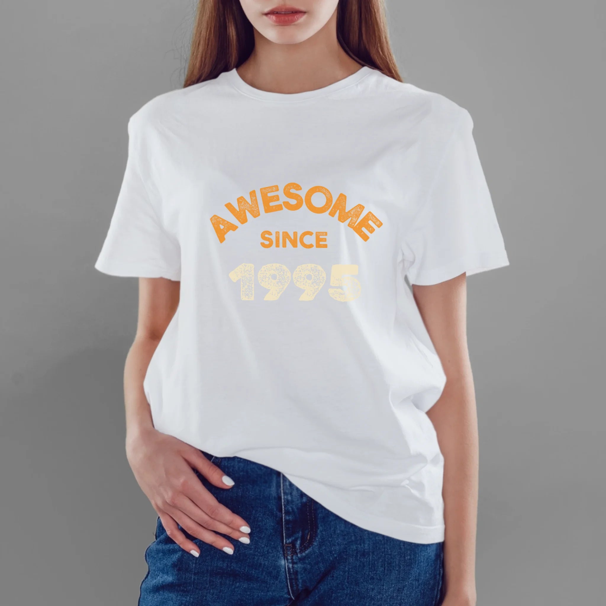 ผู้หญิงใส่เสื้อยืด กางเกงยีนส์ 