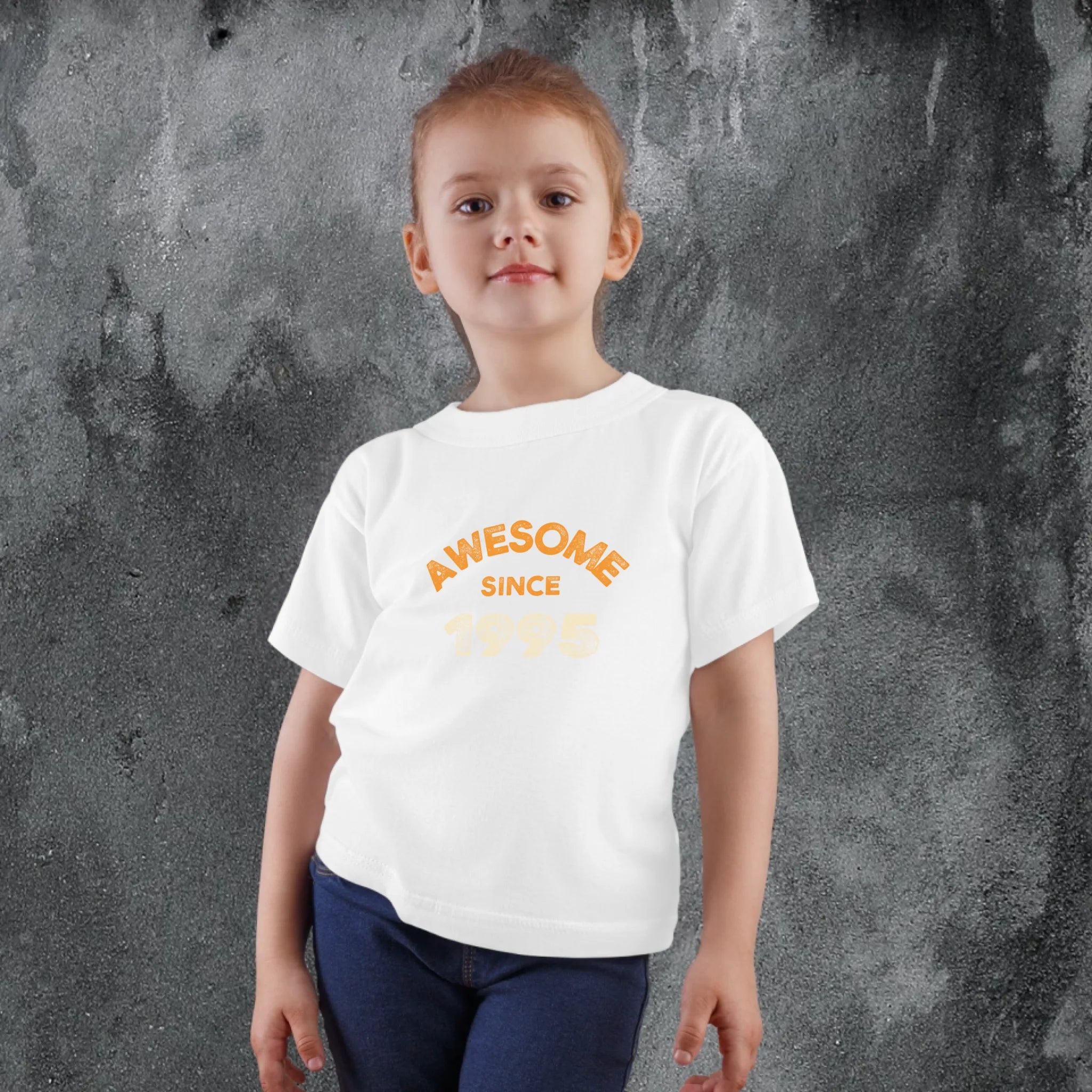 เด็กผู้หญิงใส่เสื้อยืดพิมพ์ลาย