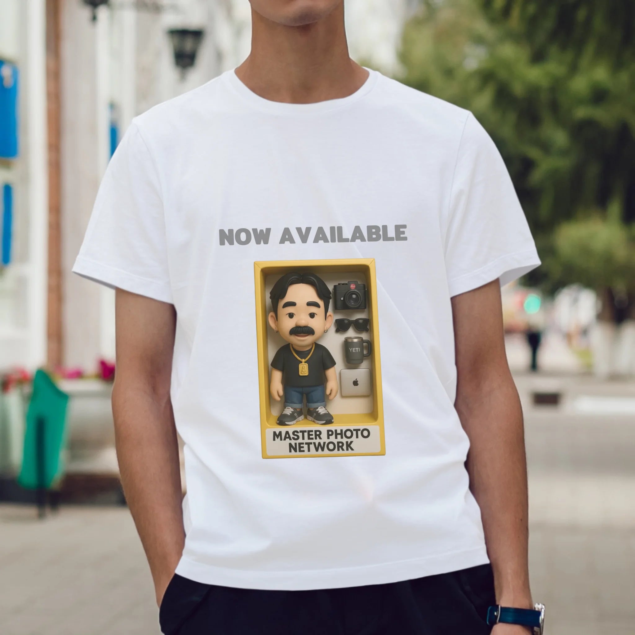 ผู้ชายใส่เสื้อยืด ยืนบนถนน