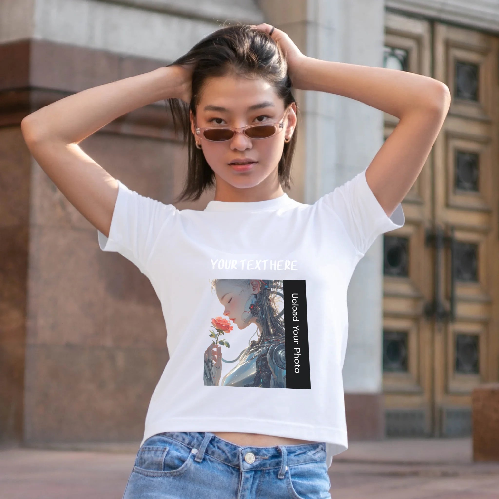 ผู้หญิงใส่เสื้อยืด ยืนบนถนน ใส่แว่นกันแดด