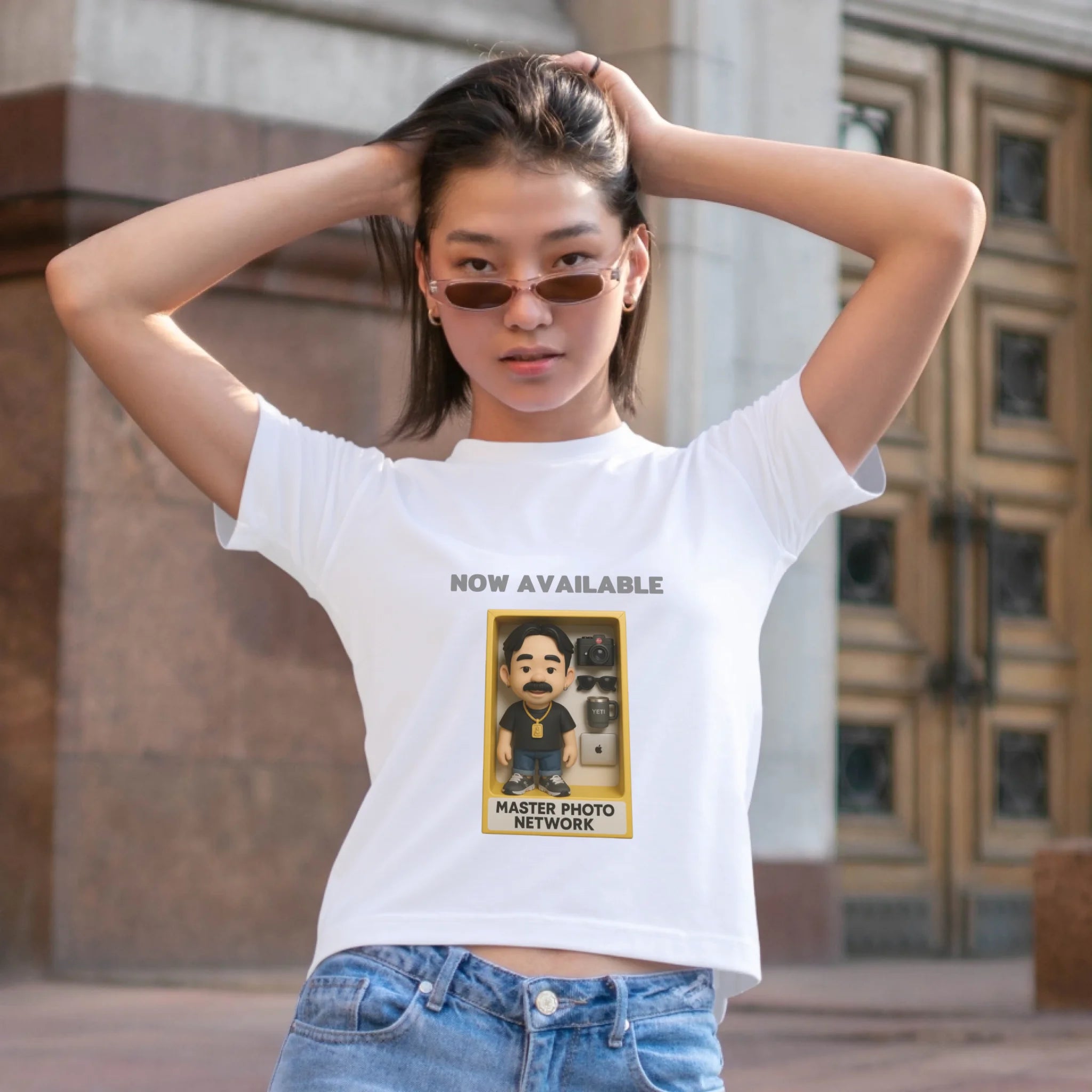 ผู้หญิงใส่เสื้อยืด ยืนบนถนน ใส่แว่นกันแดด
