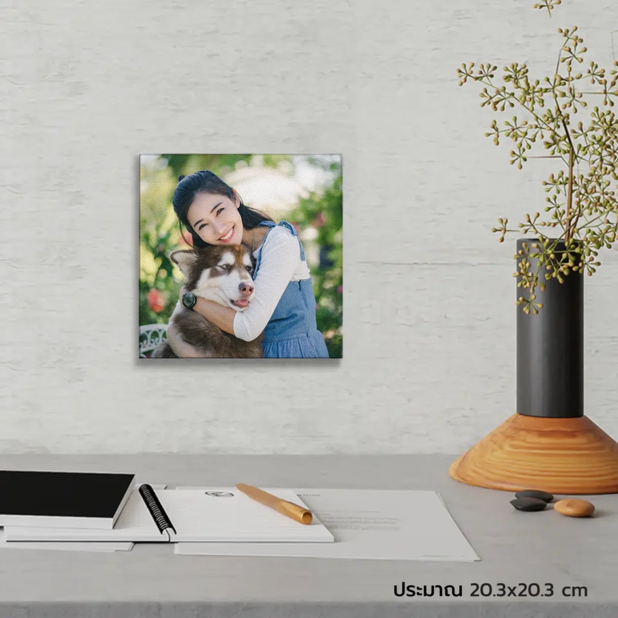 ภาพพิมพ์แคนวาส แขวนอยู่บนโต๊ะทำงาน