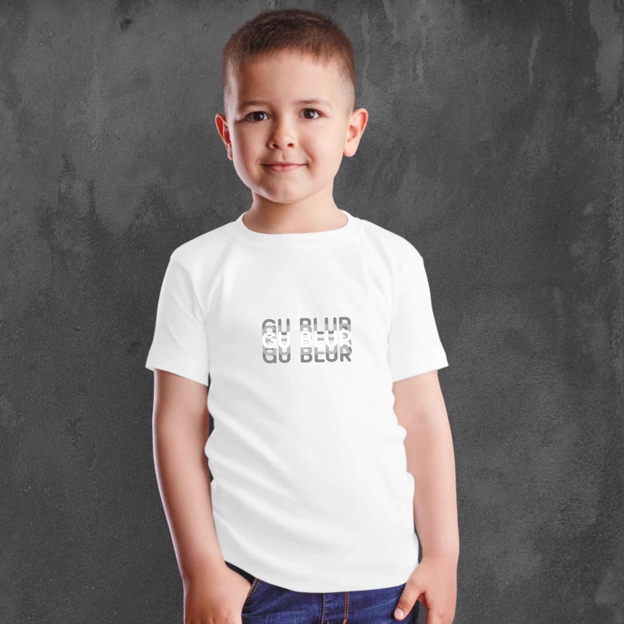 เด็กผู้ชายใส่เสื้อยืดพิมพ์ลาย