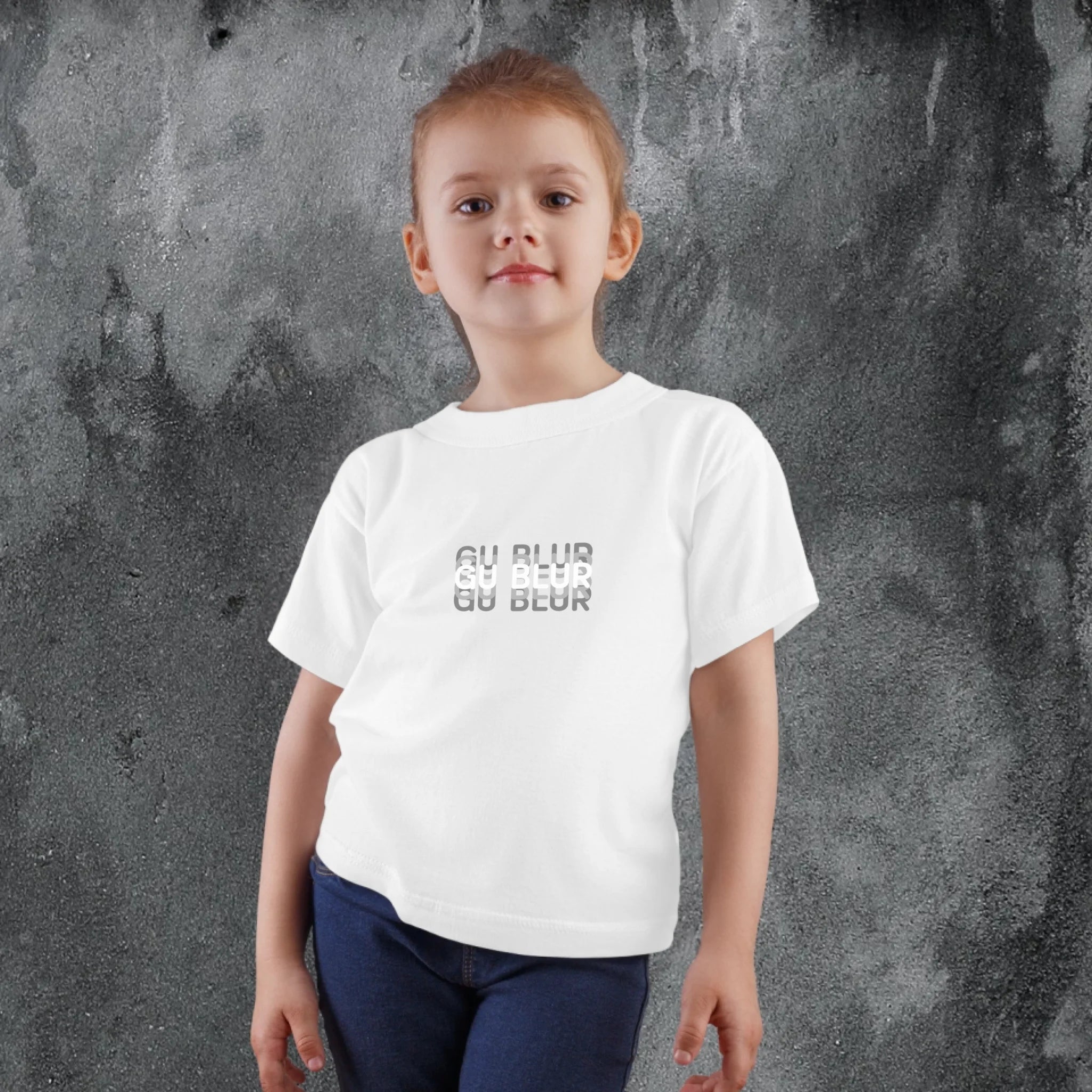 เด็กผู้หญิงใส่เสื้อยืดพิมพ์ลาย